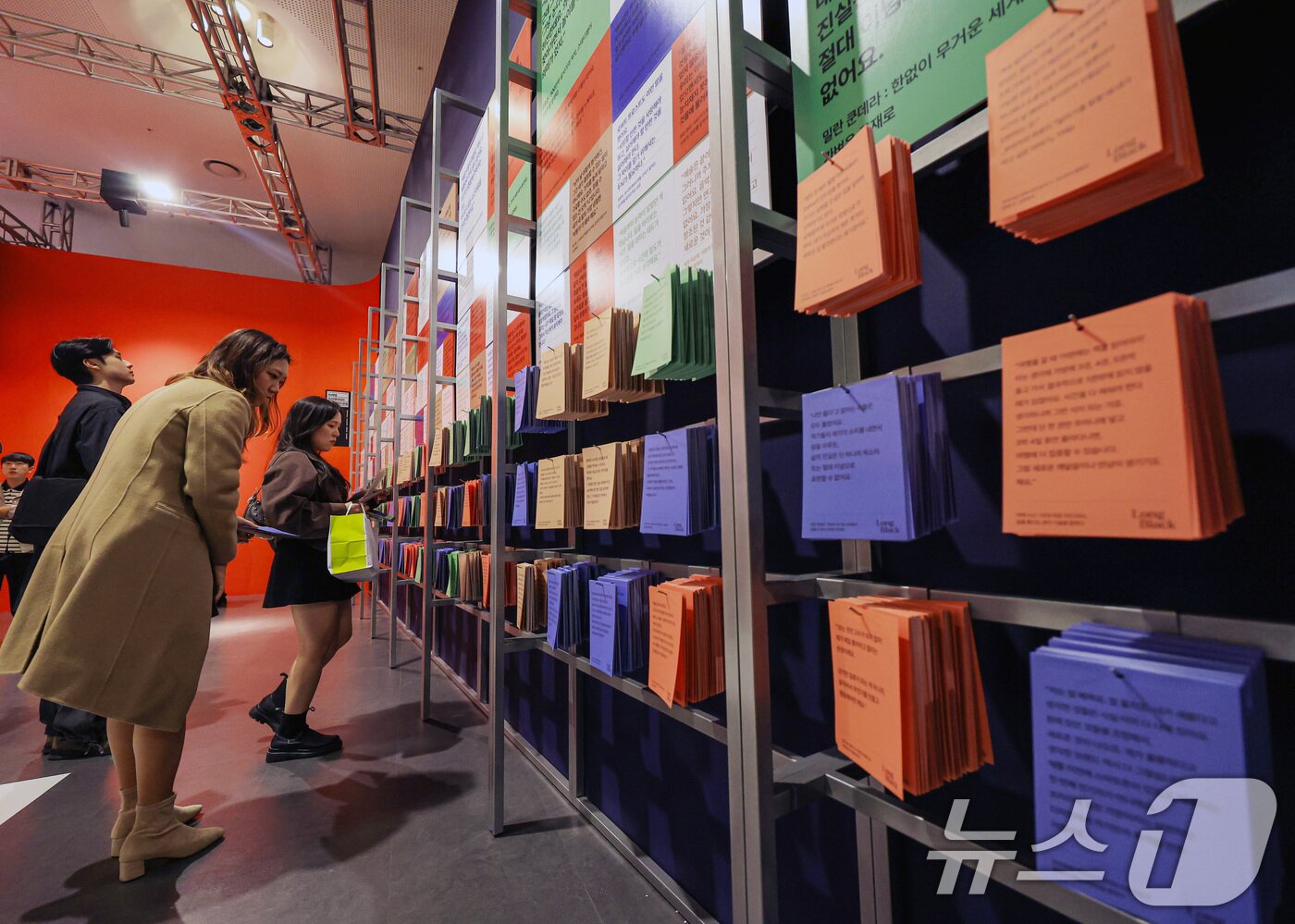 본문 이미지 - 29일 서울 중구 동대문디자인플라자뮤지엄에서 열린 &#39;울트라백화점 서울: 소비의 끝에서 만나는 가치&#39; 프리오프닝을 찾은 관람객들이 전시장을 둘러보고 있다. 이번 전시는 단순한 판매 장소를 넘어 브랜드의 가치와 세계관을 체험하는 공간으로 특히 9명의 크리에이터들의 알고리즘을 그대로 들여다 볼 수 있는 울트라 크리에이터 섹션은 크리에이터들이 직접 제작한 쇼룸으로 그들의 라이프스타일을 그대로 감상할 수 있다. 2025.10.29/뉴스1 ⓒ News1 이호윤 기자