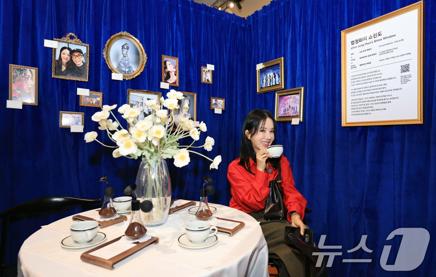 본문 이미지 - 배우 엄정화가 29일 서울 중구 동대문디자인플라자뮤지엄에서 열린 &#39;울트라백화점 서울: 소비의 끝에서 만나는 가치&#39; 프리오프닝을 찾아 자신의 쇼윈도 부스를 둘러보고 있다. 이번 전시는 단순한 판매 장소를 넘어 브랜드의 가치와 세계관을 체험하는 공간으로 특히 9명의 크리에이터들의 알고리즘을 그대로 들여다 볼 수 있는 울트라 크리에이터 섹션은 크리에이터들이 직접 제작한 쇼룸으로 그들의 라이프스타일을 그대로 감상할 수 있다. 2025.10.29/뉴스1 ⓒ News1 이호윤 기자