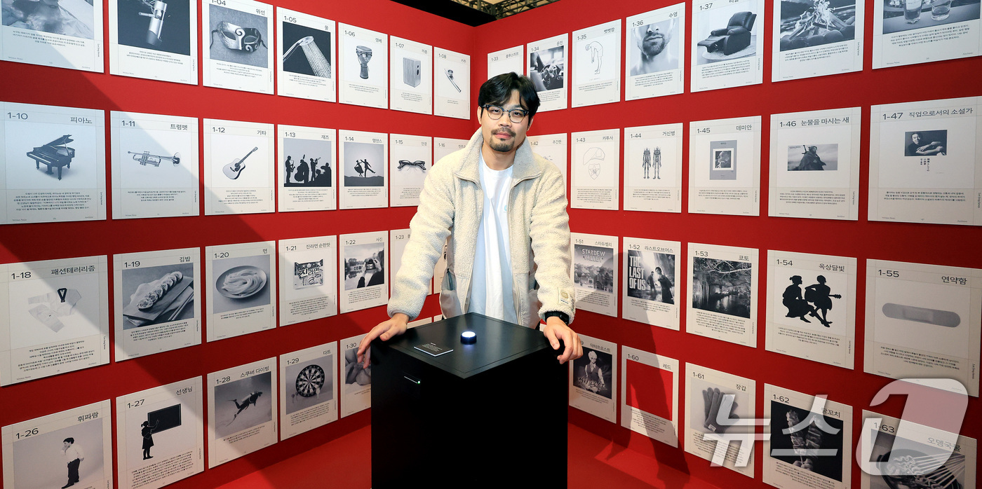 (서울=뉴스1) 이호윤 기자 = 이종범 웹툰 작가가 29일 서울 중구 동대문디자인플라자뮤지엄에서 열린 '울트라백화점 서울: 소비의 끝에서 만나는 가치' 프리오프닝을 찾아 자신의 쇼 …