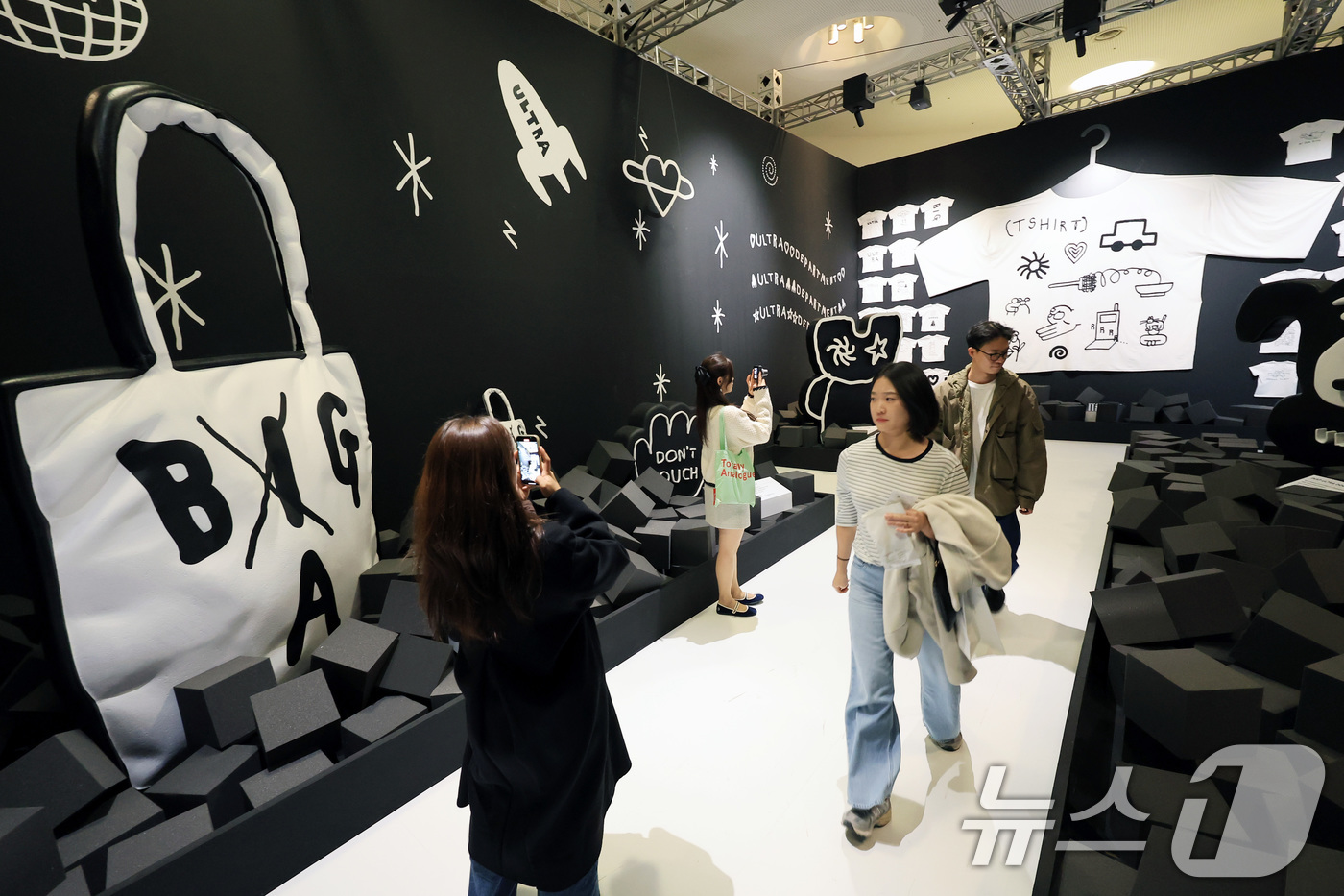 (서울=뉴스1) 이호윤 기자 = 29일 서울 중구 동대문디자인플라자뮤지엄에서 열린 '울트라백화점 서울: 소비의 끝에서 만나는 가치' 프리오프닝을 찾은 관람객들이 전시장을 둘러보고 …