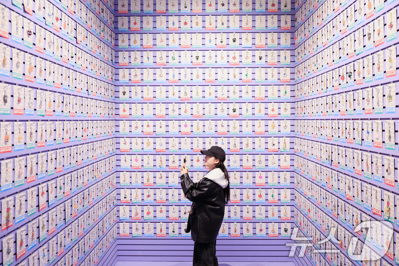 (서울=뉴스1) 이호윤 기자 = 29일 서울 중구 동대문디자인플라자뮤지엄에서 열린 '울트라백화점 서울: 소비의 끝에서 만나는 가치' 프리오프닝을 찾은 관람객이 전시장을 둘러보고 있 …