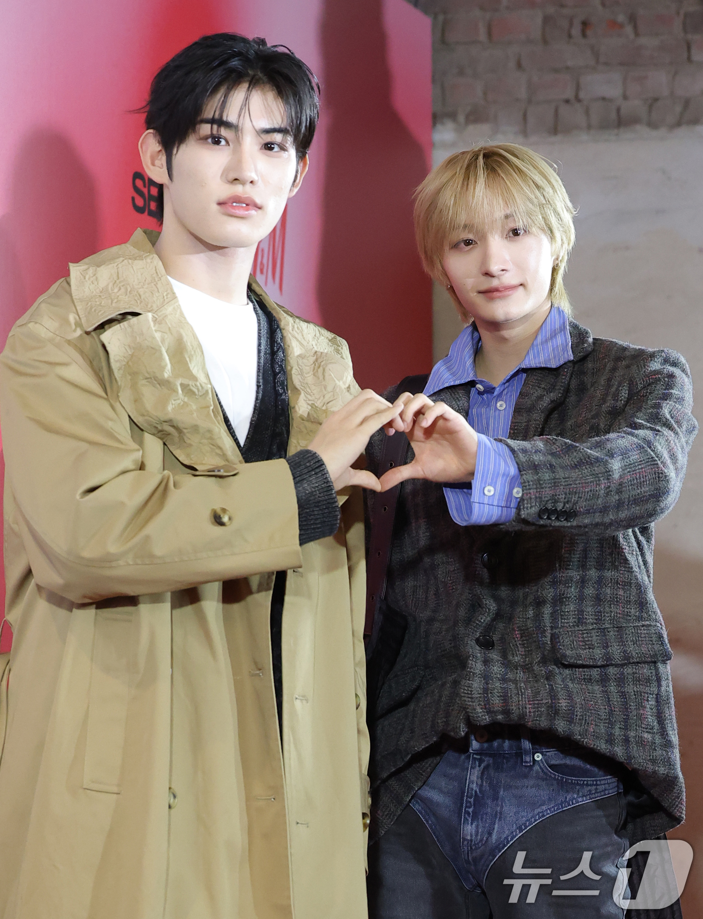 (서울=뉴스1) 권현진 기자 = 킥플립 민재(왼쪽)와 동화가 29일 서울 성동구 H&M 성수에서 열린 오픈 행사에 참석해 포즈를 취하고 있다. 2025.10.29/뉴스1