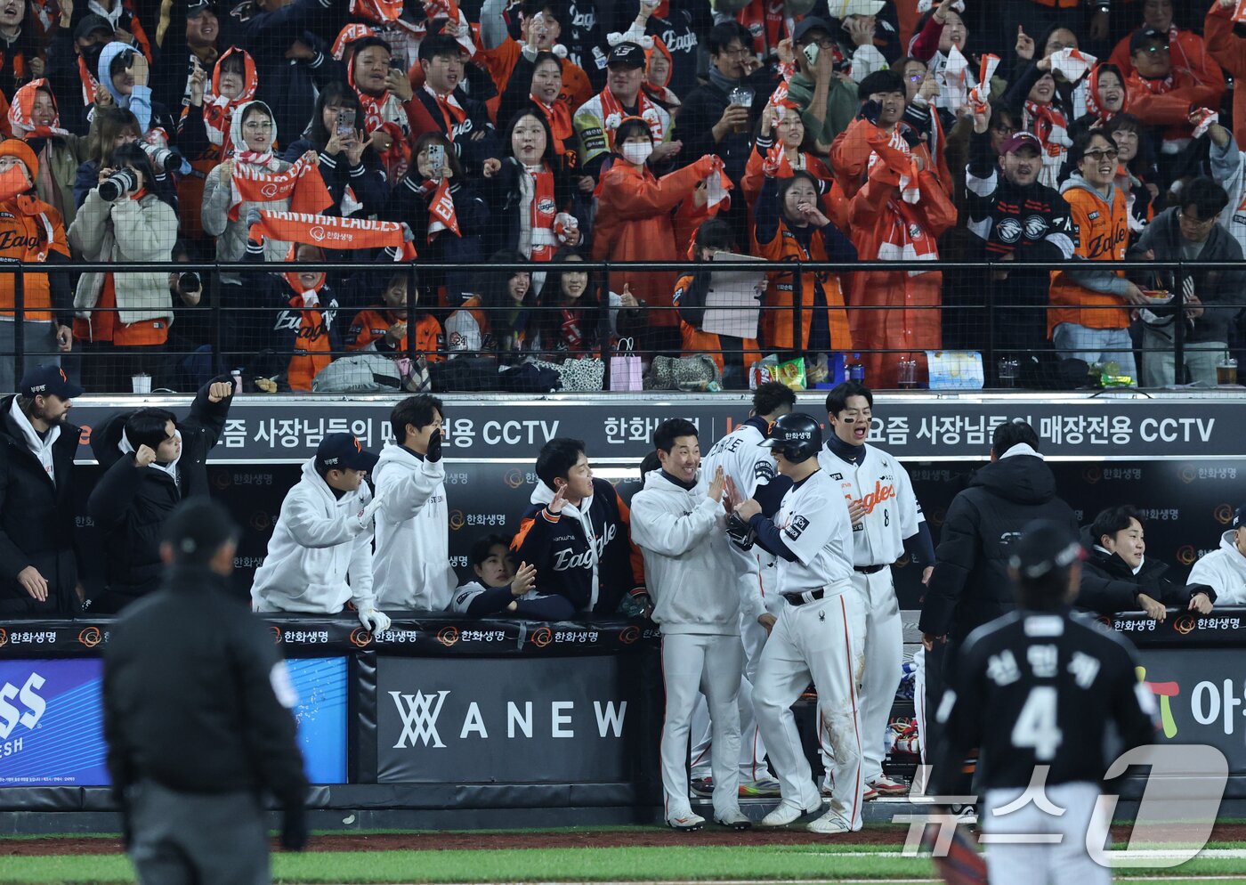 본문 이미지 - 29일 대전 한화생명볼파크에서 열린 프로야구 2025 신한 SOL뱅크 KBO 포스트시즌 한국시리즈 3차전 LG 트윈스와 한화 이글스 경기, 2회말 1사 1,2루 상황 한화 최재훈의 적시타로 2루주자 이진영이 득점후 기뻐하고 있다. 2025.10.29/뉴스1 ⓒ News1 김기태 기자