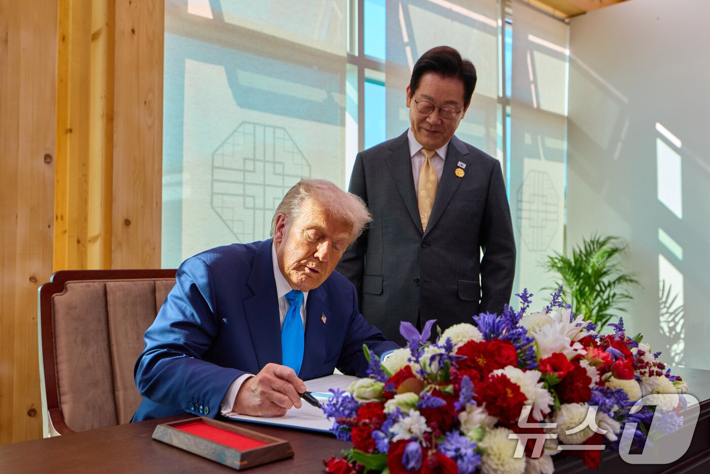 본문 이미지 - 도널드 트럼프 미국 대통령이 29일 경북 경주박물관에서 열린 한미 정상회담에 앞서 방명록을 작성하고 있다. 오른쪽은 이재명 대통령. &#40;대통령실 제공. 재판매 및 DB 금지&#41; 2025.10.29/뉴스1 ⓒ News1 허경 기자