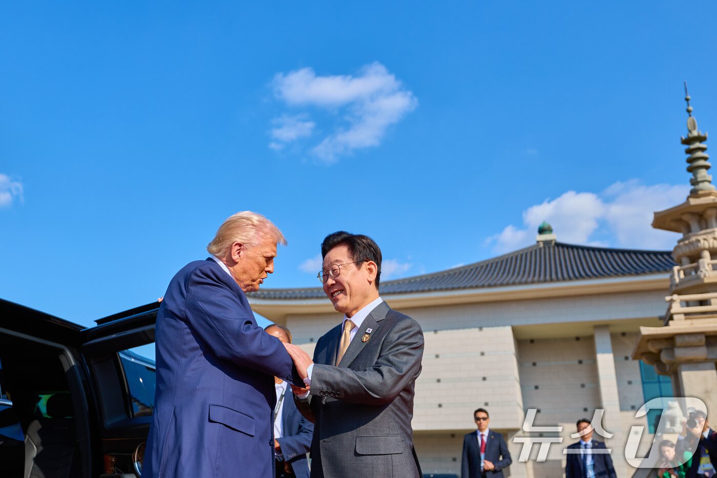 본문 이미지 - 이재명 대통령이 지난해 경주 APEC 정상회의 기간 경북 경주박물관에 도착한 도널드 트럼프 미국 대통령과 악수하고 있다. (대통령실 제공. 재판매 및 DB 금지) 2025.10.29 ⓒ 뉴스1 허경 기자