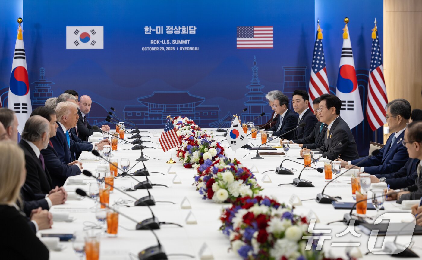 본문 이미지 - 이재명 대통령과 도널드 트럼프 미국 대통령이 29일 경북 경주박물관에서 한미 확대 오찬회담을 하고 있다. (대통령실 제공. 재판매 및 DB 금지) 2025.10.29/뉴스1 ⓒ News1 허경 기자