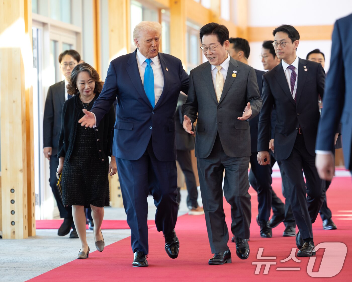 본문 이미지 - 이재명 대통령과 도널드 트럼프 미국 대통령이 29일 경북 경주박물관에서 열린 한미 정상회담 오찬회담에 참석하고 있다. &#40;대통령실 제공. 재판매 및 DB 금지&#41; 2025.10.29/뉴스1 ⓒ News1 허경 기자