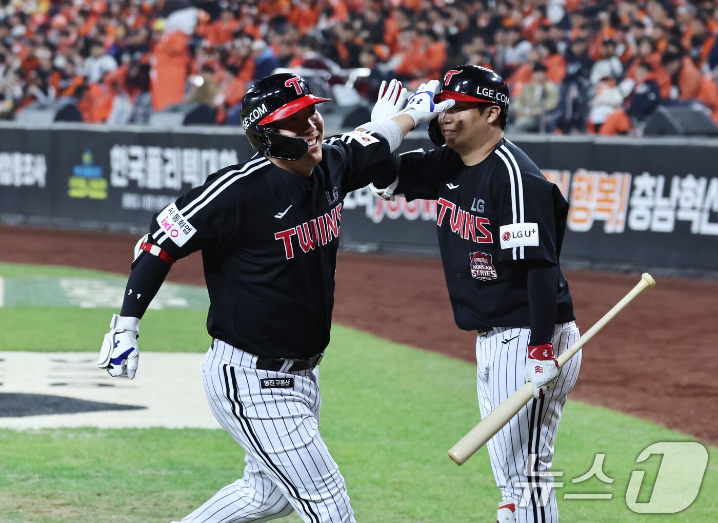 본문 이미지 - 29일 대전 한화생명볼파크에서 열린 프로야구 2025 신한 SOL뱅크 KBO 포스트시즌 한국시리즈 3차전 LG 트윈스와 한화 이글스의 경기, 4회초 1사 주자없는 상황에서 LG 김현수가 홈런을 치고 기뻐하고 있다. 2025.10.29/뉴스1 ⓒ News1 구윤성 기자