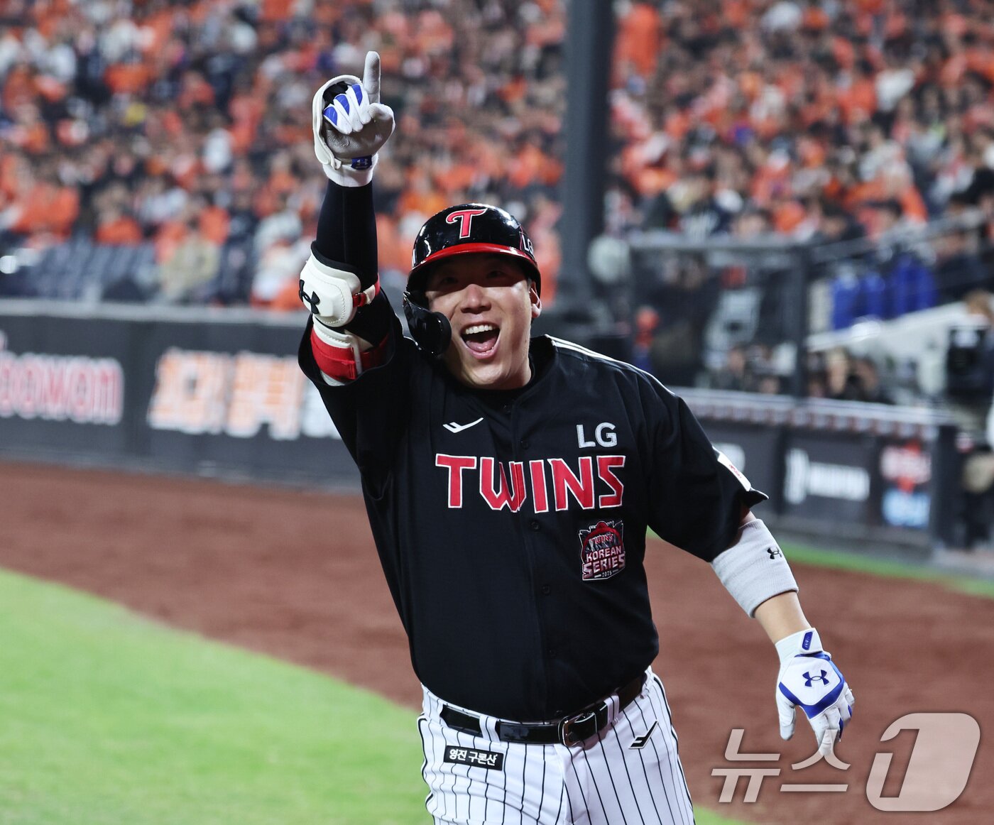 본문 이미지 - 29일 대전 한화생명볼파크에서 열린 프로야구 2025 신한 SOL뱅크 KBO 포스트시즌 한국시리즈 3차전 LG 트윈스와 한화 이글스의 경기, 4회초 1사 주자없는 상황에서 LG 김현수가 홈런을 치고 기뻐하고 있다. 2025.10.29/뉴스1 ⓒ News1 구윤성 기자