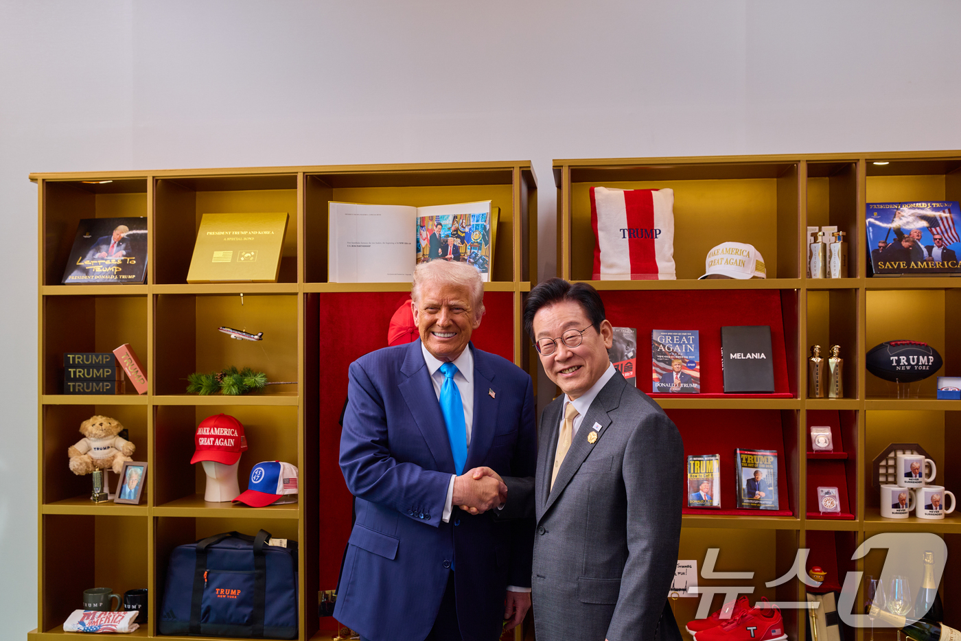 (서울=뉴스1) 허경 기자 = 이재명 대통령과 도널드 트럼프 미국 대통령이 29일 경북 경주박물관에서 정상회담에 앞서 트럼프 굿즈 전시품을 관람한 후 기념촬영을 하고 있다. (대통 …