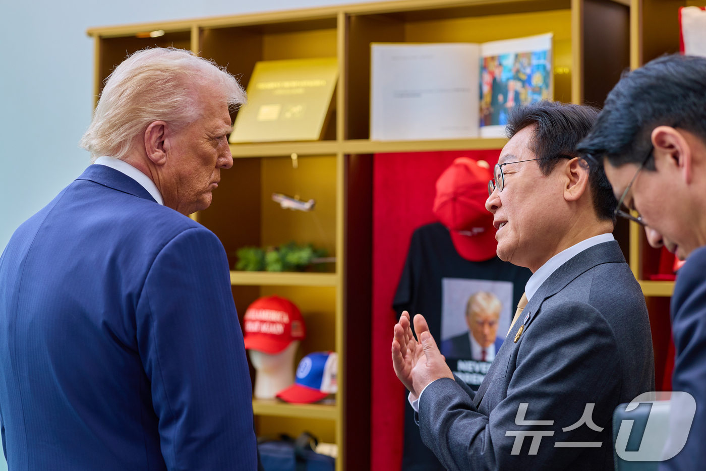 (서울=뉴스1) 허경 기자 = 이재명 대통령과 도널드 트럼프 미국 대통령이 29일 경북 경주박물관에서 정상회담에 앞서 트럼프 굿즈 전시품을 관람하고 있다. (대통령실 제공. 재판매 …