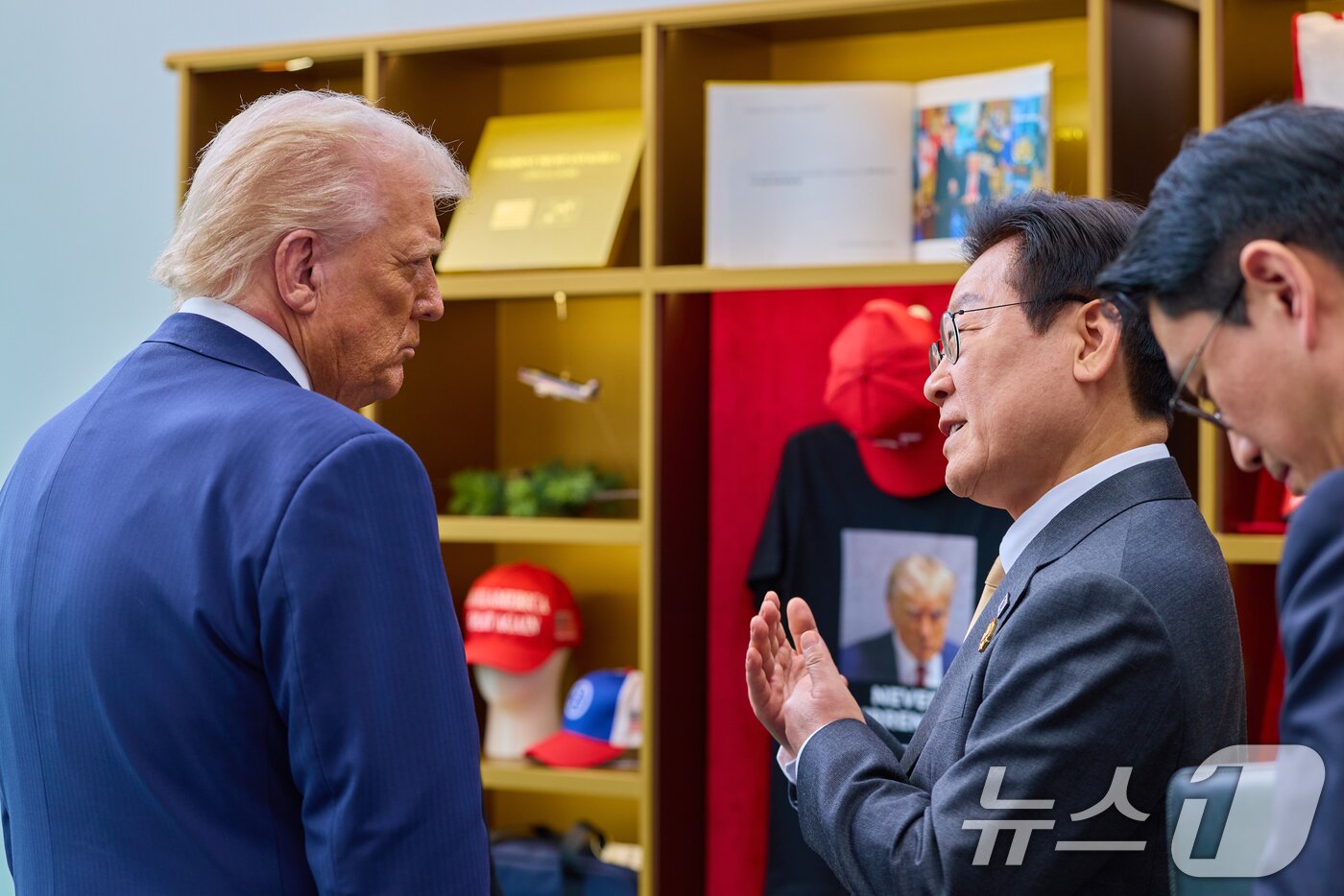 본문 이미지 - 이재명 대통령과 도널드 트럼프 미국 대통령이 29일 경북 경주박물관에서 정상회담에 앞서 트럼프 굿즈 전시품을 관람하고 있다. &#40;대통령실 제공. 재판매 및 DB 금지&#41; 2025.10.29/뉴스1 ⓒ News1 허경 기자