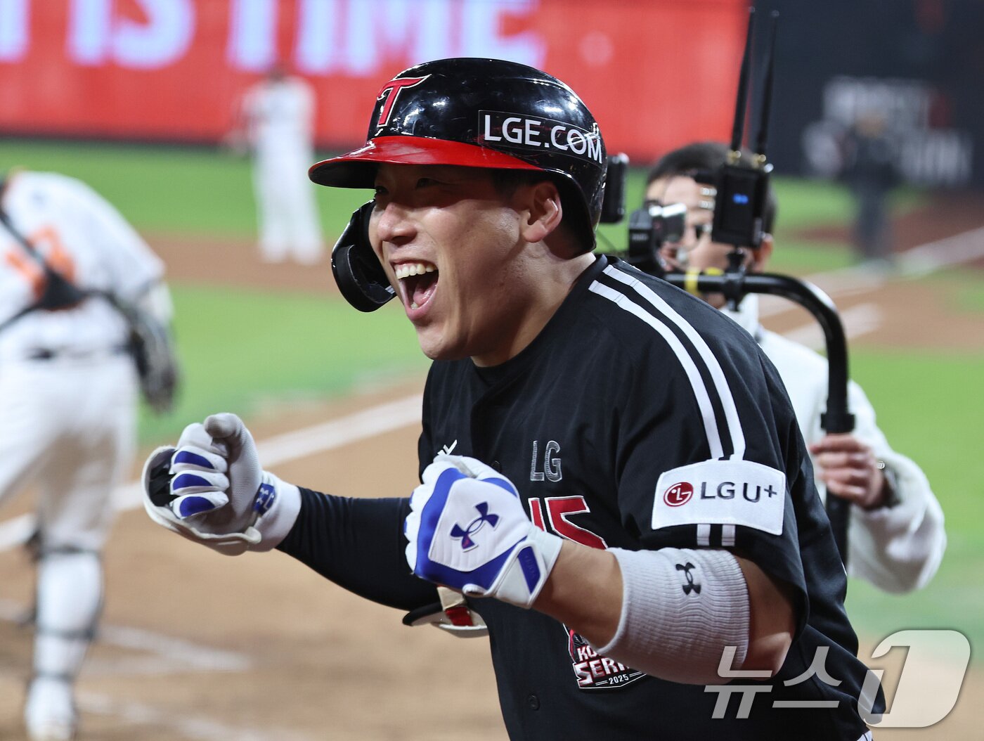 본문 이미지 - 29일 대전 한화생명볼파크에서 열린 프로야구 2025 신한 SOL뱅크 KBO 포스트시즌 한국시리즈 3차전 LG 트윈스와 한화 이글스의 경기, 4회초 1사 주자없는 상황에서 LG 김현수가 홈런을 치고 기뻐하고 있다. 2025.10.29/뉴스1 ⓒ News1 구윤성 기자