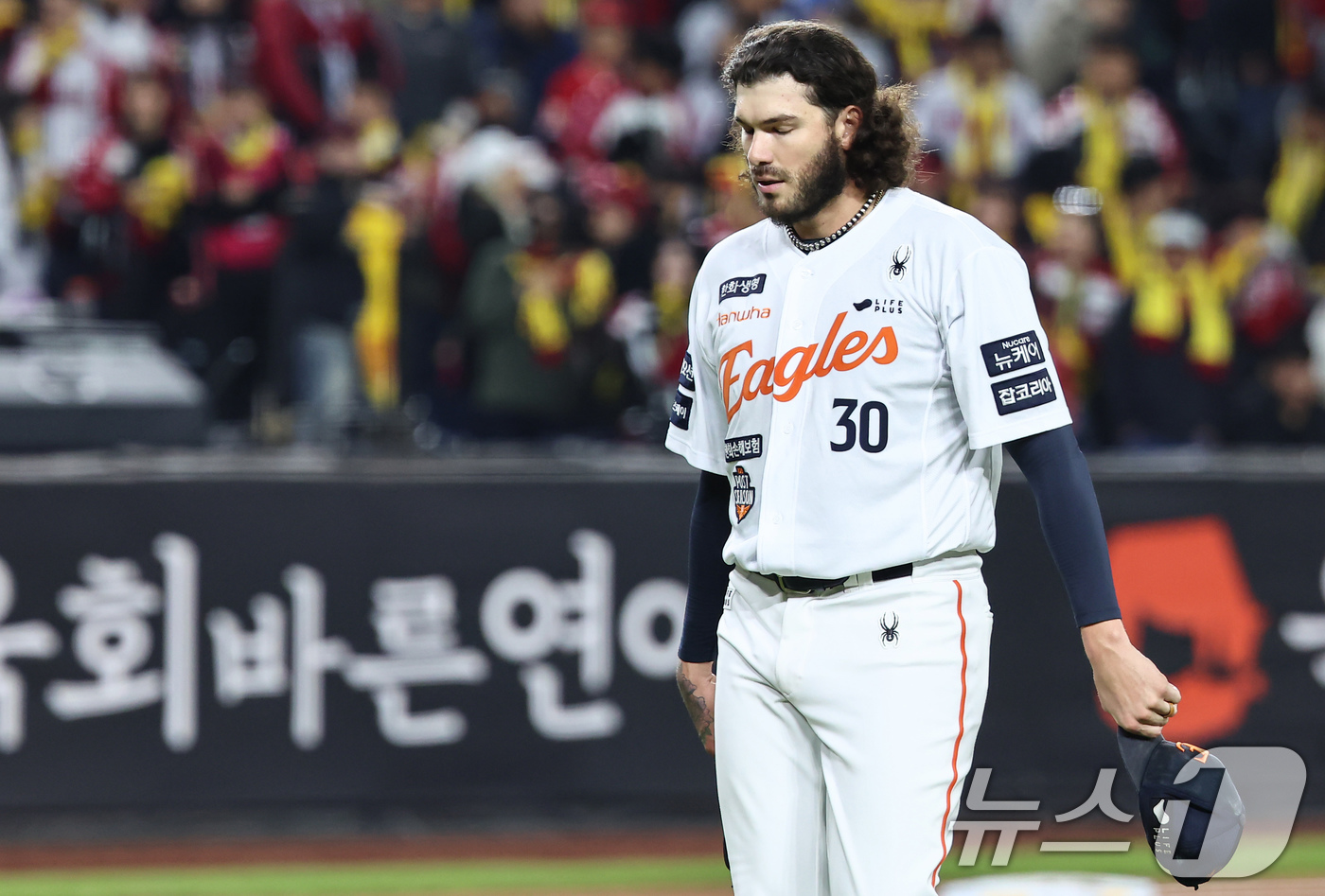 (대전=뉴스1) 김도우 기자 = 29일 대전 한화생명볼파크에서 열린 프로야구 2025 신한 SOL뱅크 KBO 포스트시즌 한국시리즈 3차전 LG 트윈스와 한화 이글스의 경기, 한화 …