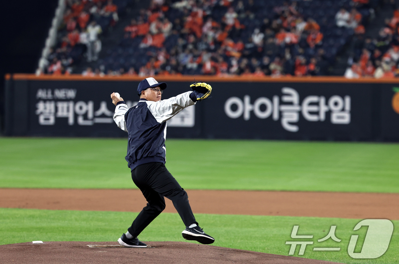 (대전=뉴스1) 구윤성 기자 = 29일 대전 한화생명볼파크 열린 프로야구 2025 신한 SOL뱅크 KBO 한국시리즈 3차전 LG 트윈스와 한화 이글스의 경기, 한화의 '레전드' 구 …