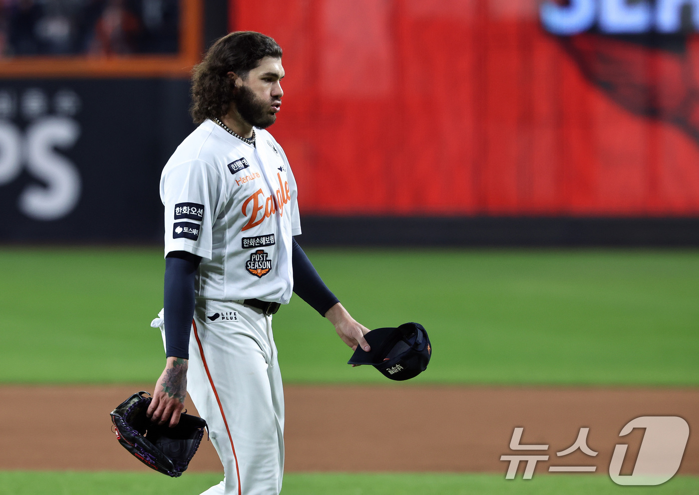 (대전=뉴스1) 구윤성 기자 = 29일 대전 한화생명볼파크 열린 프로야구 2025 신한 SOL뱅크 KBO 한국시리즈 3차전 LG 트윈스와 한화 이글스의 경기, 한화 폰세가 4회초 …