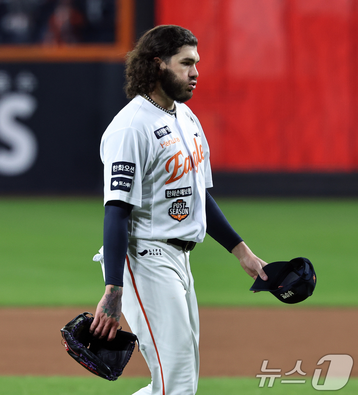 (대전=뉴스1) 구윤성 기자 = 29일 대전 한화생명볼파크 열린 프로야구 2025 신한 SOL뱅크 KBO 한국시리즈 3차전 LG 트윈스와 한화 이글스의 경기, 한화 폰세가 4회초 …