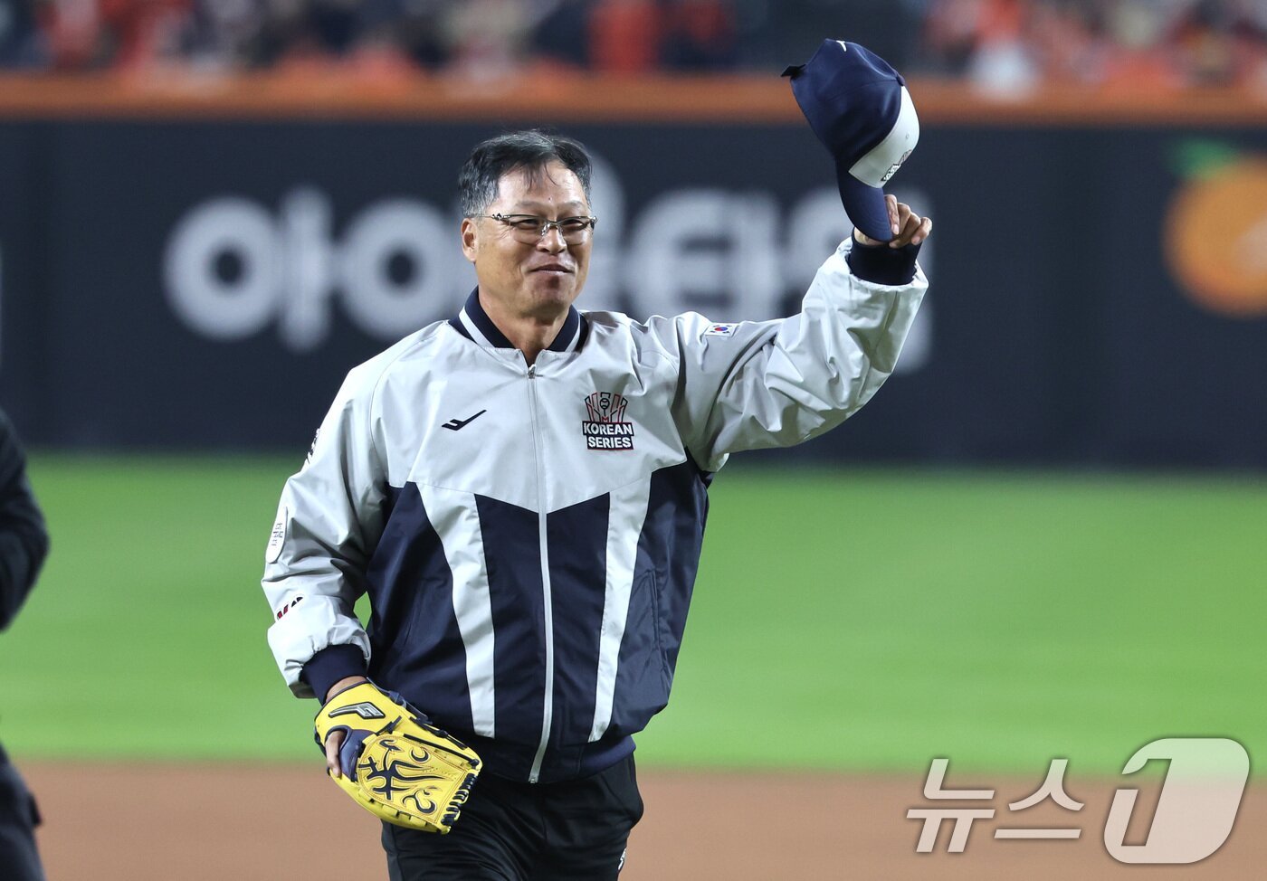 본문 이미지 - 29일 대전 한화생명볼파크 열린 프로야구 2025 신한 SOL뱅크 KBO 한국시리즈 3차전 LG 트윈스와 한화 이글스의 경기, 한화의 &#39;레전드&#39; 구대성이 시구를 마치고 팬들에게 인사하고 있다. 2025.10.29/뉴스1 ⓒ News1 구윤성 기자