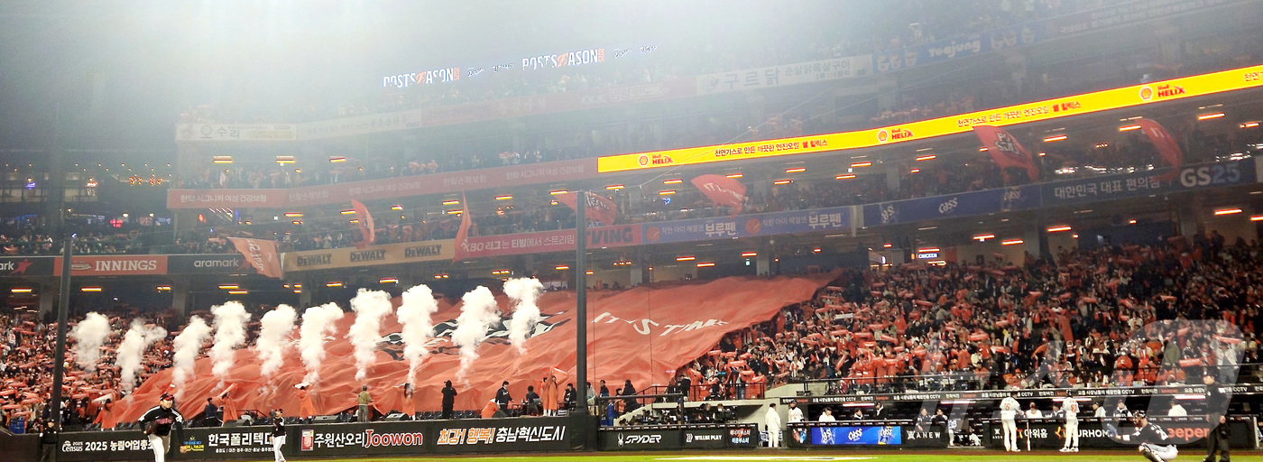 (대전=뉴스1) 김기남 기자 = 29일 대전 한화생명볼파크 열린 프로야구 2025 신한 SOL뱅크 KBO 한국시리즈 3차전 LG 트윈스와 한화 이글스의 경기에서 한화 팬들이 대형 …