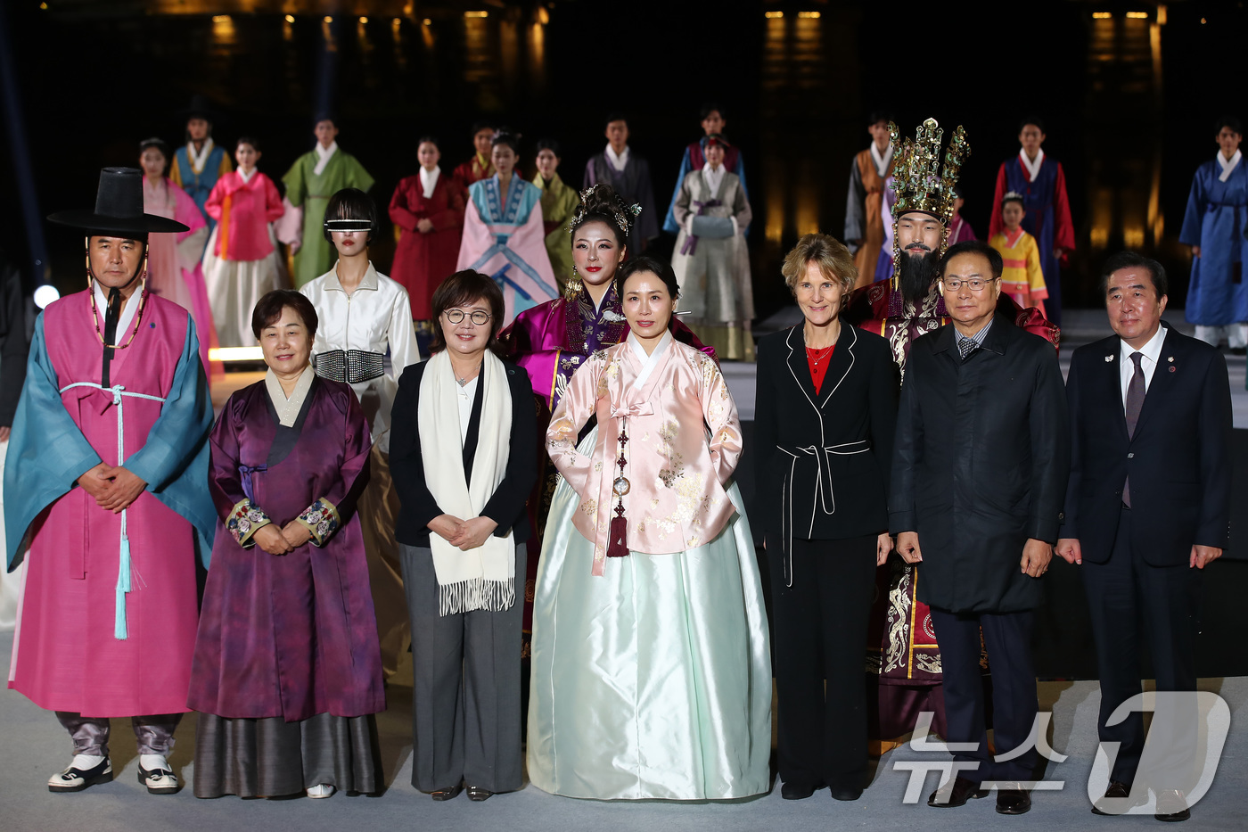 (경주=뉴스1) 공정식 기자 = 이재명 대통령 부인 김혜경 여사와 마크 카니 캐나다 총리 부인 다이애나 폭스 카니 여사를 비롯한 내빈들이 29일 오후 경북 경주시 교동 월정교 특설 …