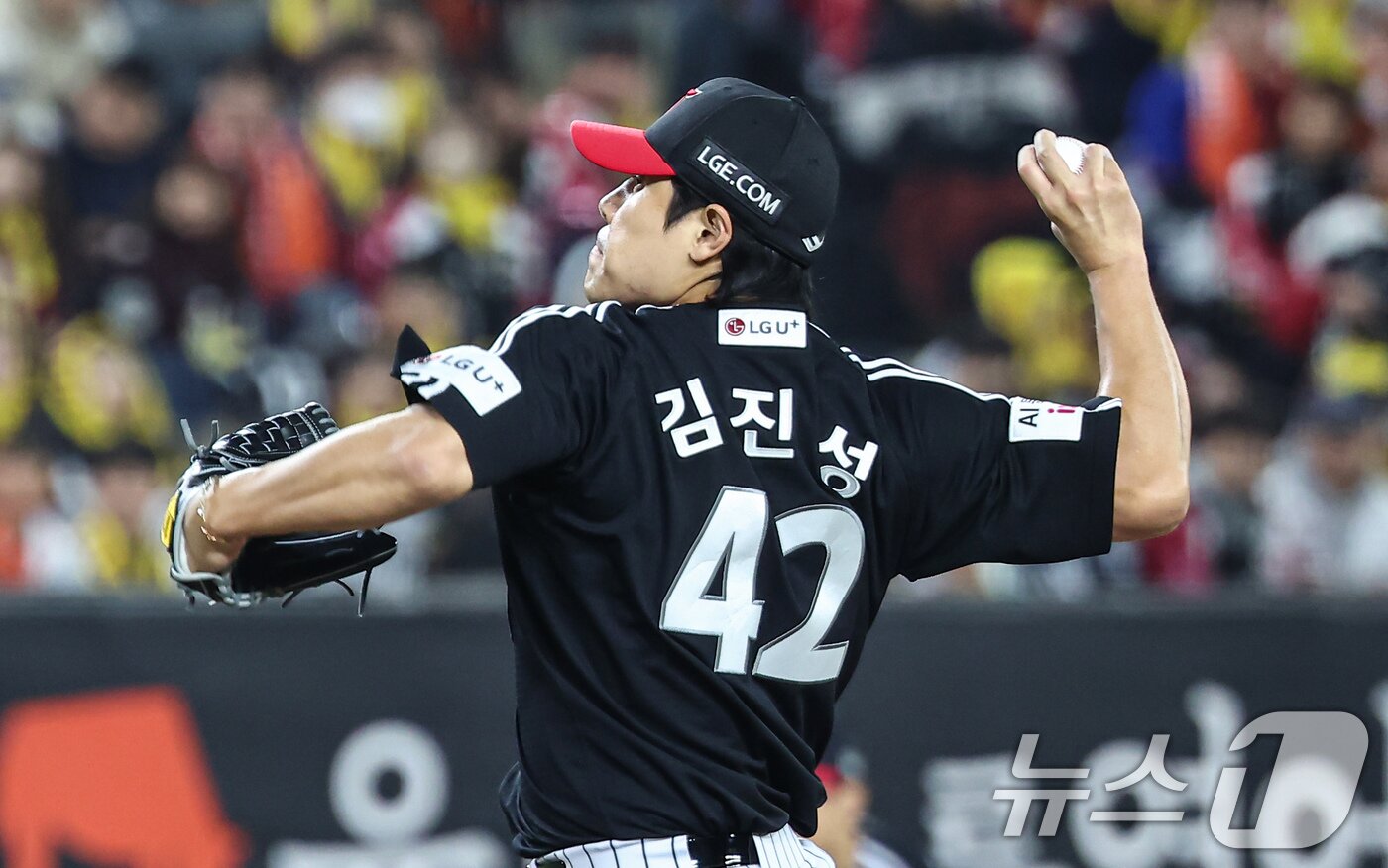 본문 이미지 - 역투하는 LG 트윈스 투수 김진성. 2025.10.29/뉴스1 ⓒ News1 김도우 기자