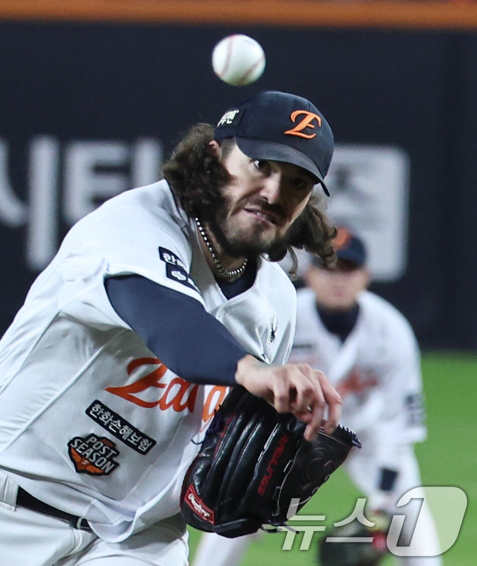 본문 이미지 - 역투하는 코디 폰세. 2025.10.29/뉴스1 ⓒ News1 구윤성 기자