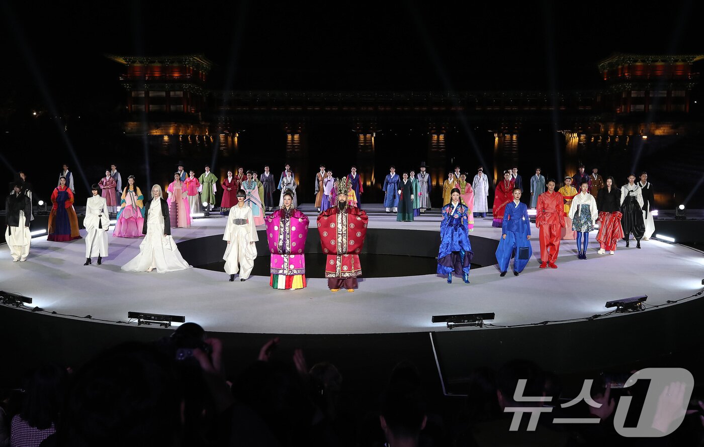 본문 이미지 - 'APEC 정상회의 한복패션쇼'가 29일 오후 경북 경주시 교동 월정교 특설무대에서 '한복, 내일을 날다'를 주제로 열리고 있다. 2025.10.29 ⓒ 뉴스1 
