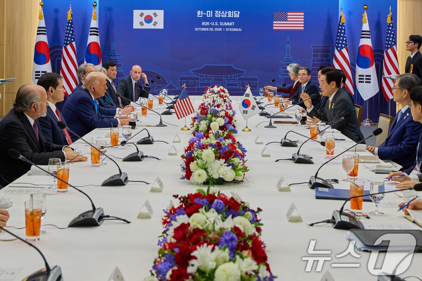 본문 이미지 - 이재명 대통령과 도널드 트럼프 미국 대통령이 29일 경북 경주박물관에서 한미 확대 오찬회담을 하고 있다. &#40;대통령실 제공. 재판매 및 DB 금지&#41; 2025.10.29/뉴스1 ⓒ News1 허경 기자