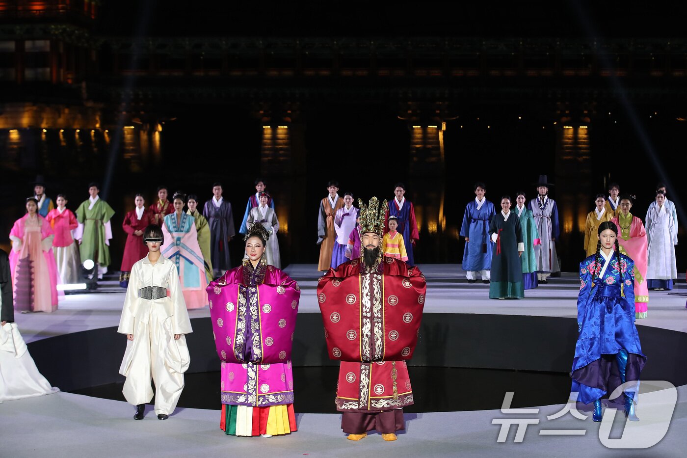 본문 이미지 - &#39;APEC 정상회의 한복패션쇼&#39;가 29일 오후 경북 경주시 교동 월정교 특설무대에서 &#39;한복, 내일을 날다&#39;를 주제로 열리고 있다. 2025.10.29/뉴스1 ⓒ News1 공정식 기자