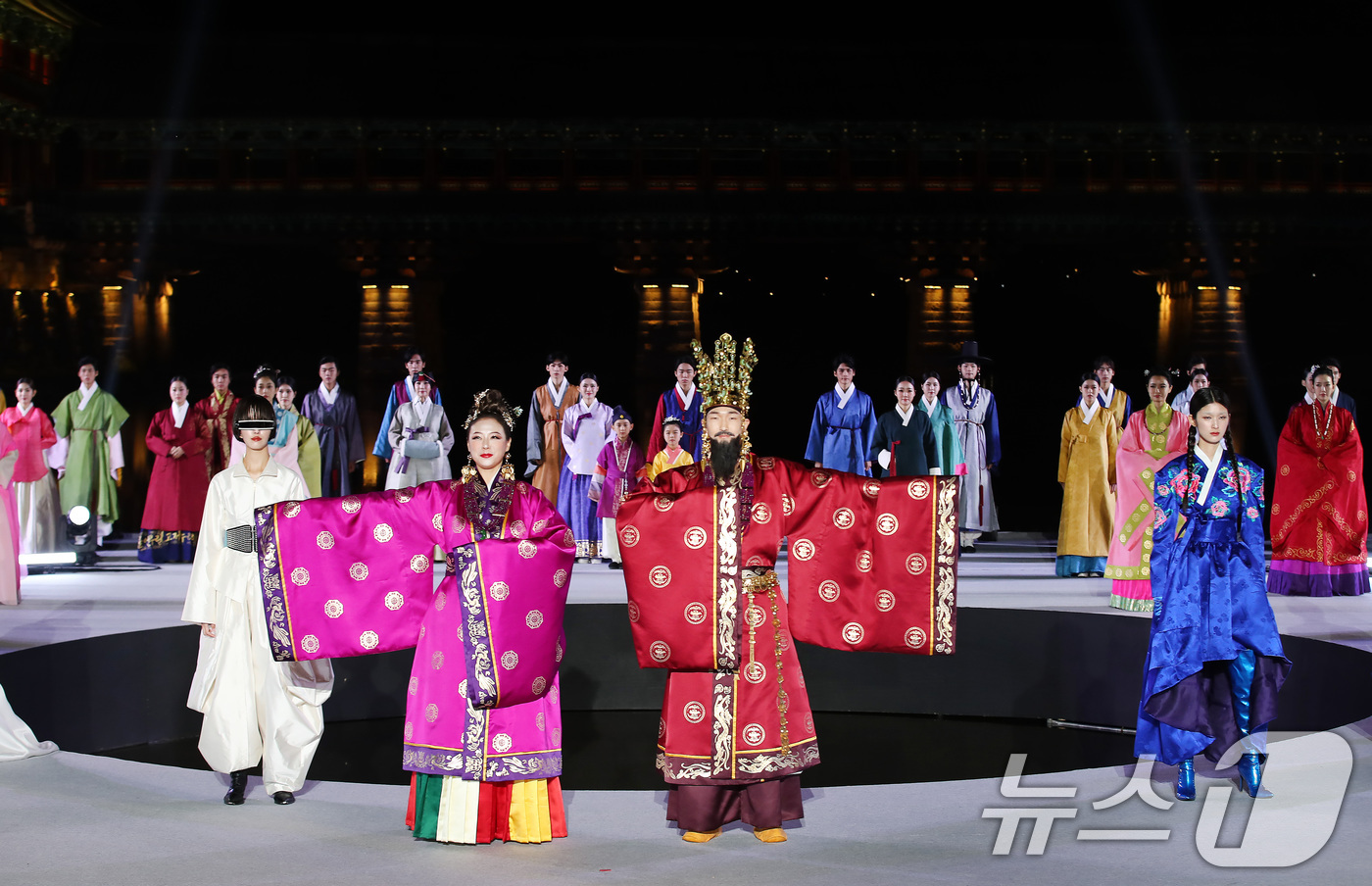 (경주=뉴스1) 공정식 기자 = 'APEC 정상회의 한복패션쇼'가 29일 오후 경북 경주시 교동 월정교 특설무대에서 '한복, 내일을 날다'를 주제로 열리고 있다. 2025.10.2 …