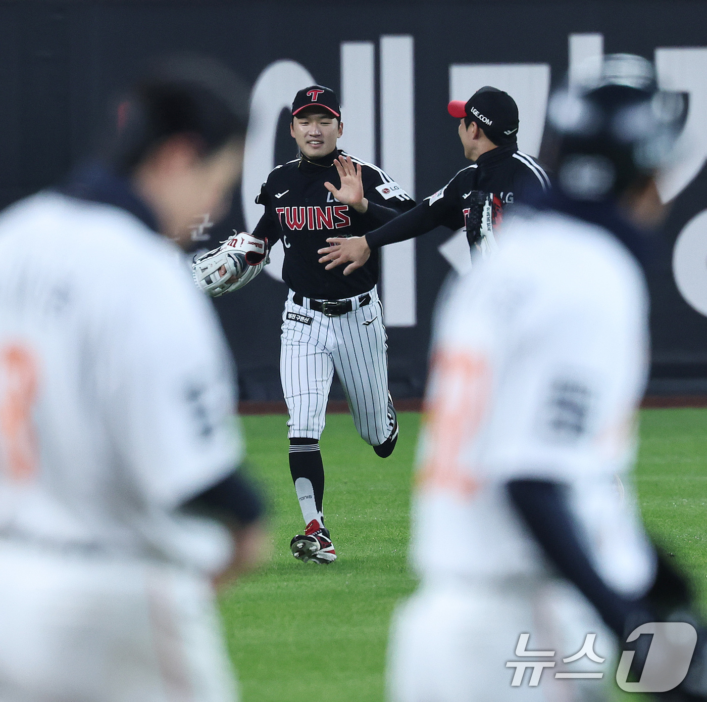 (대전=뉴스1) 구윤성 기자 = 29일 오후 대전 한화생명볼파크에서 열린 프로야구 2025 신한 SOL뱅크 KBO 한국시리즈 3차전 LG트윈스와 한화 이글스의 경기, 한화의 6회말 …