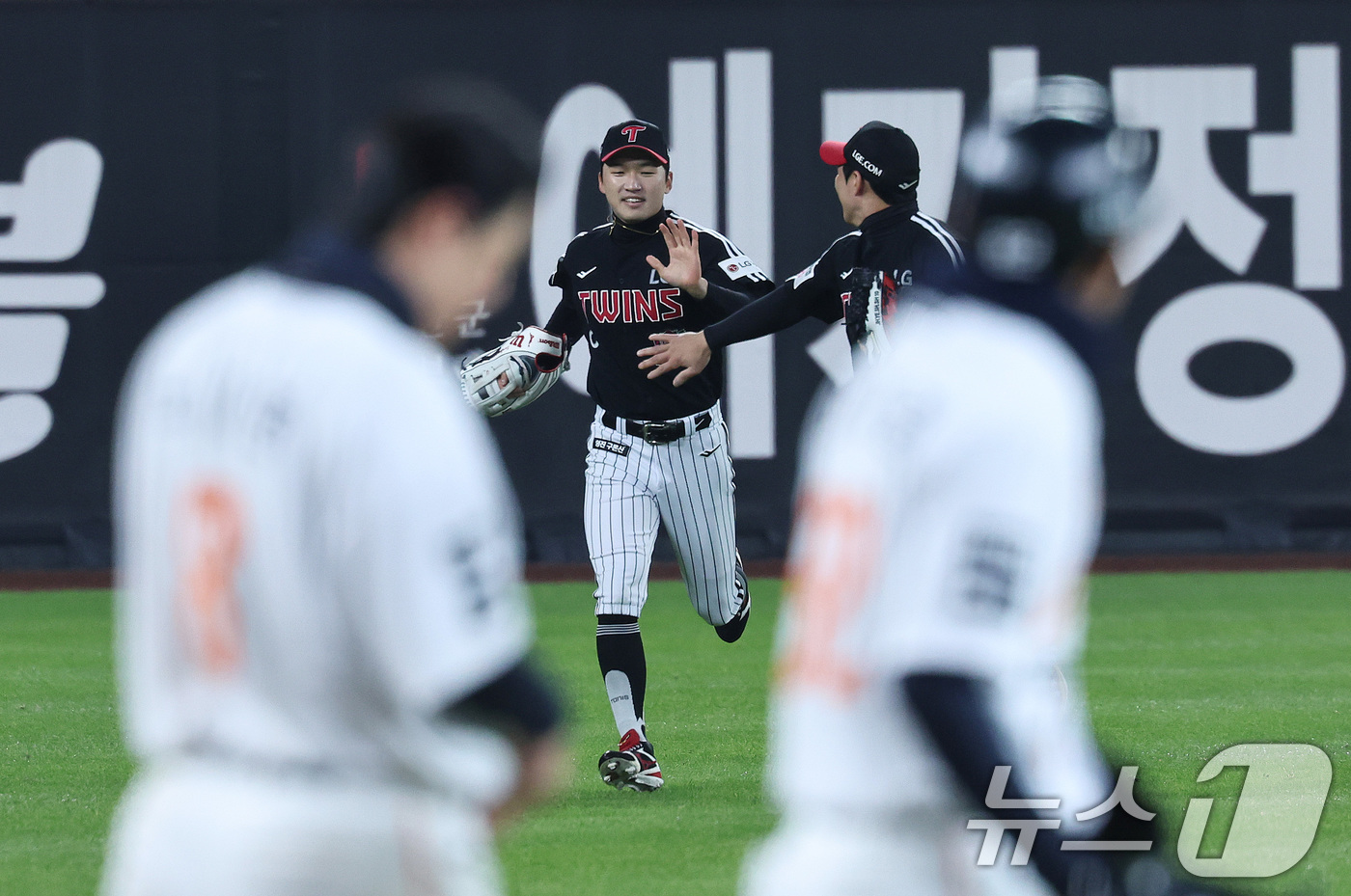 (대전=뉴스1) 구윤성 기자 = 29일 오후 대전 한화생명볼파크에서 열린 프로야구 2025 신한 SOL뱅크 KBO 한국시리즈 3차전 LG트윈스와 한화 이글스의 경기, 한화의 6회말 …