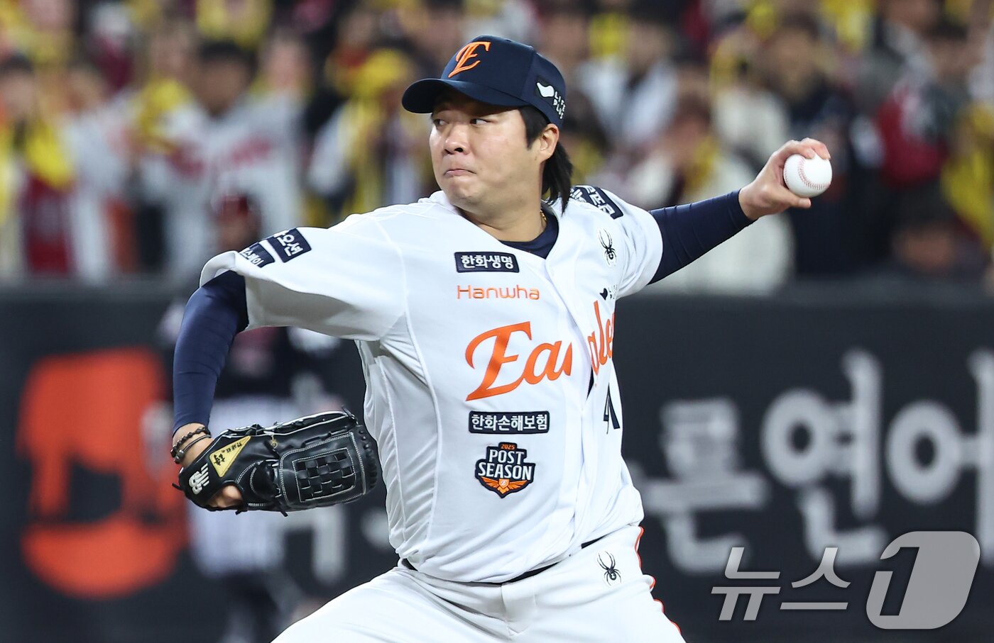 본문 이미지 - 29일 대전 한화생명볼파크에서 열린 프로야구 2025 신한 SOL뱅크 KBO 포스트시즌 한국시리즈 3차전 LG 트윈스와 한화 이글스의 경기, 8회초 한화 구원투수 김범수가 역투하고 있다. 2025.10.29/뉴스1 ⓒ News1 김도우 기자