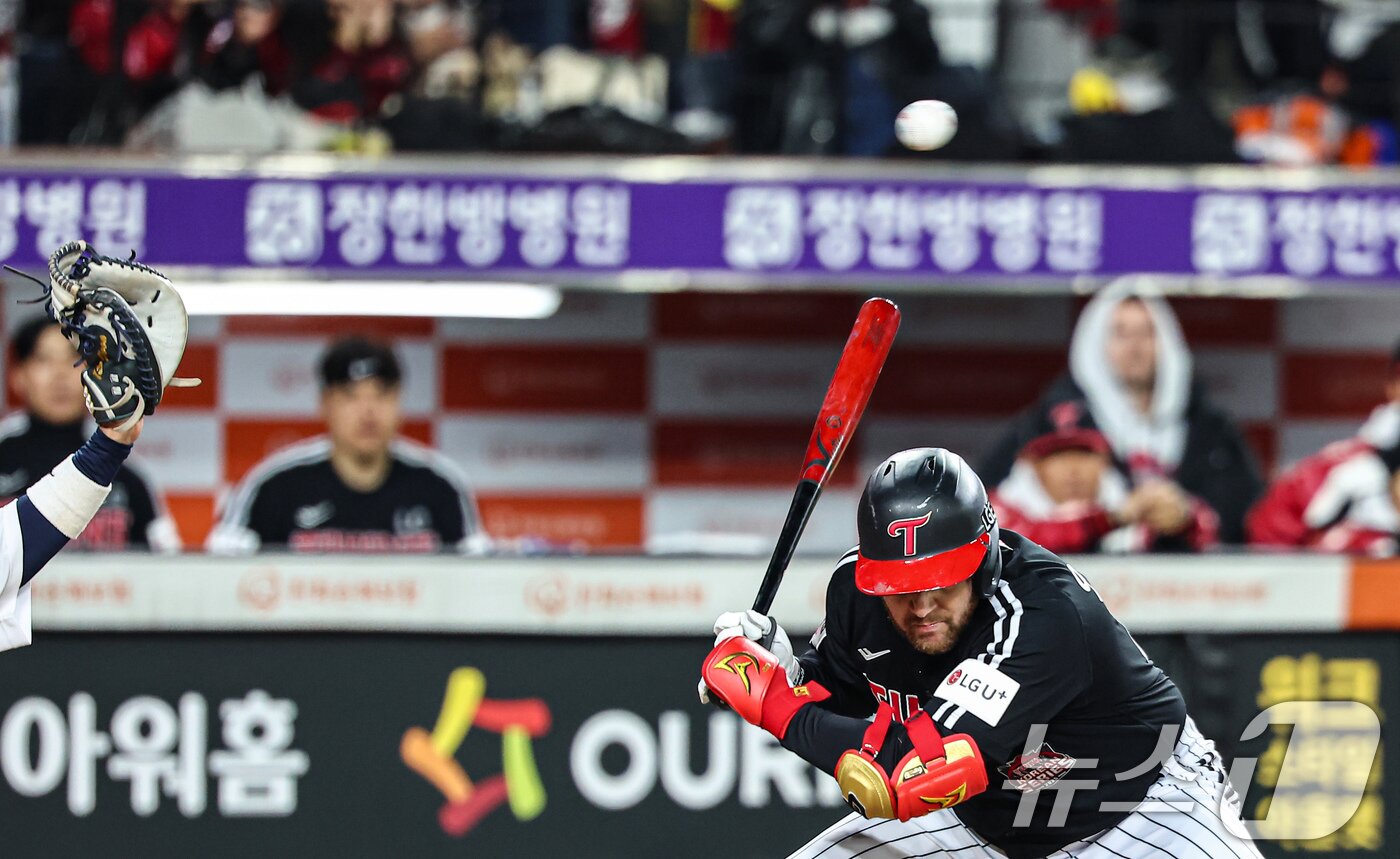 본문 이미지 - 29일 대전 한화생명볼파크에서 열린 프로야구 2025 신한 SOL뱅크 KBO 포스트시즌 한국시리즈 3차전 LG 트윈스와 한화 이글스의 경기, 8회초 1사 1,3루 상황에서 한화 구원투수 김서현의 투구가 LG 오스틴 머리위로 지나가고 있다. 이 투구는 폭투로 이어져 3루 주자는 득점에 성공했다. 2025.10.29/뉴스1 ⓒ News1 김도우 기자