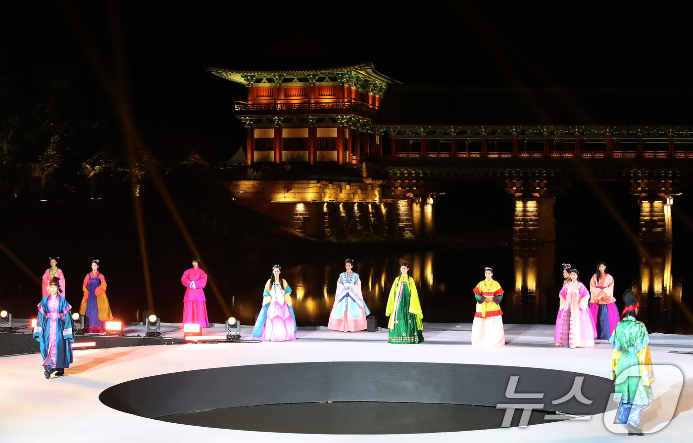 (경주=뉴스1) 공정식 기자 = 'APEC 정상회의 한복패션쇼'가 29일 오후 경북 경주시 교동 월정교 특설무대에서 '한복, 내일을 날다'를 주제로 열리고 있다. 2025.10.2 …