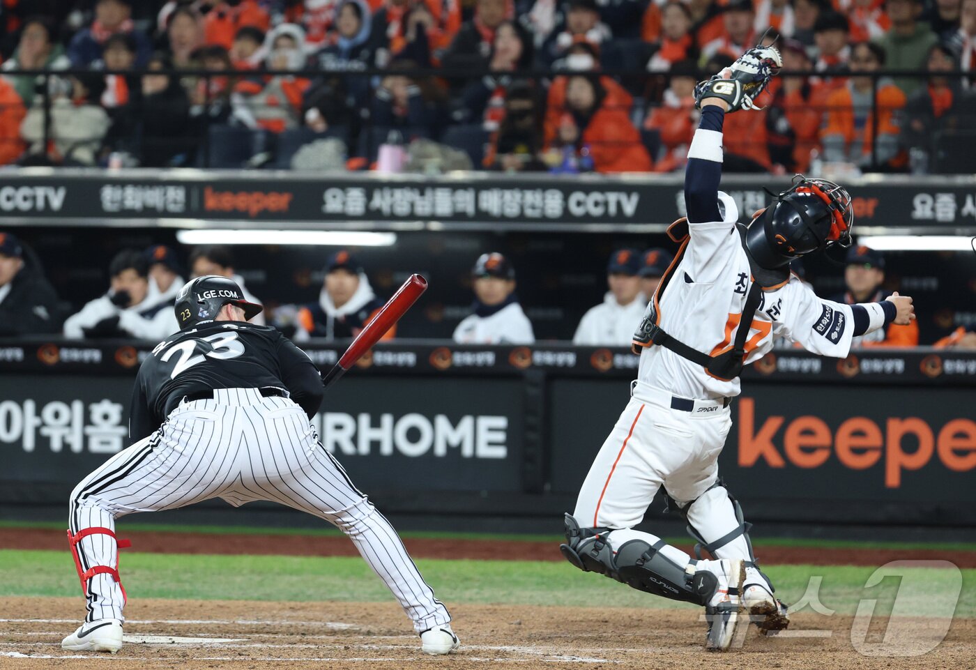 본문 이미지 - 29일 대전 한화생명볼파크 열린 프로야구 2025 신한 SOL뱅크 KBO 한국시리즈 3차전 LG 트윈스와 한화 이글스의 경기에서 8회초 1사 1,3루에서 김서현의 투구를 최재훈 포수가 잡지 못하고 있다. 2025.10.29/뉴스1 ⓒ News1 김기남 기자