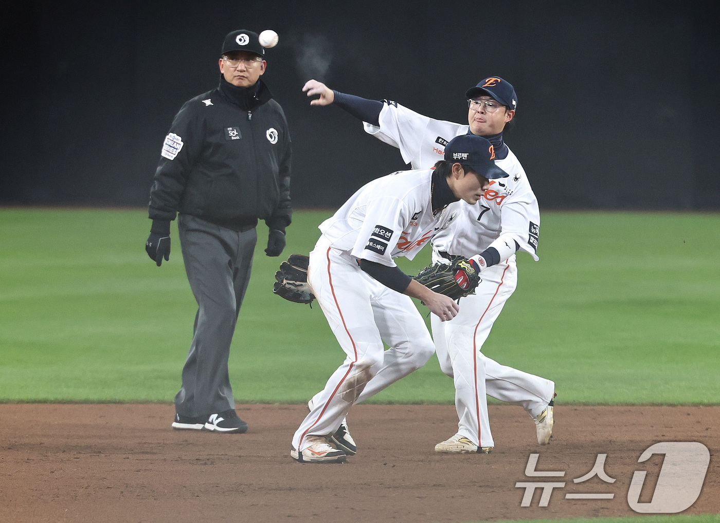 (대전=뉴스1) 구윤성 기자 = 29일 오후 대전 한화생명볼파크에서 열린 프로야구 2025 신한 SOL뱅크 KBO 한국시리즈 3차전 LG트윈스와 한화 이글스의 경기, LG의 8회초 …