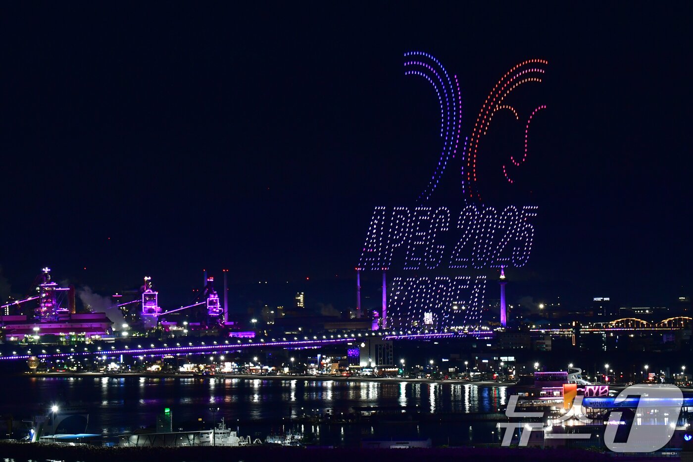 본문 이미지 - 29일 경북 포항시 영일대해수욕장에서 APEC 2025 정상회의 성공 개최를 기원하는 드론 아트 쇼와 불꽃쇼가 펼쳐지고 있다. 2025.10.29/뉴스1 ⓒ News1 최창호 기자