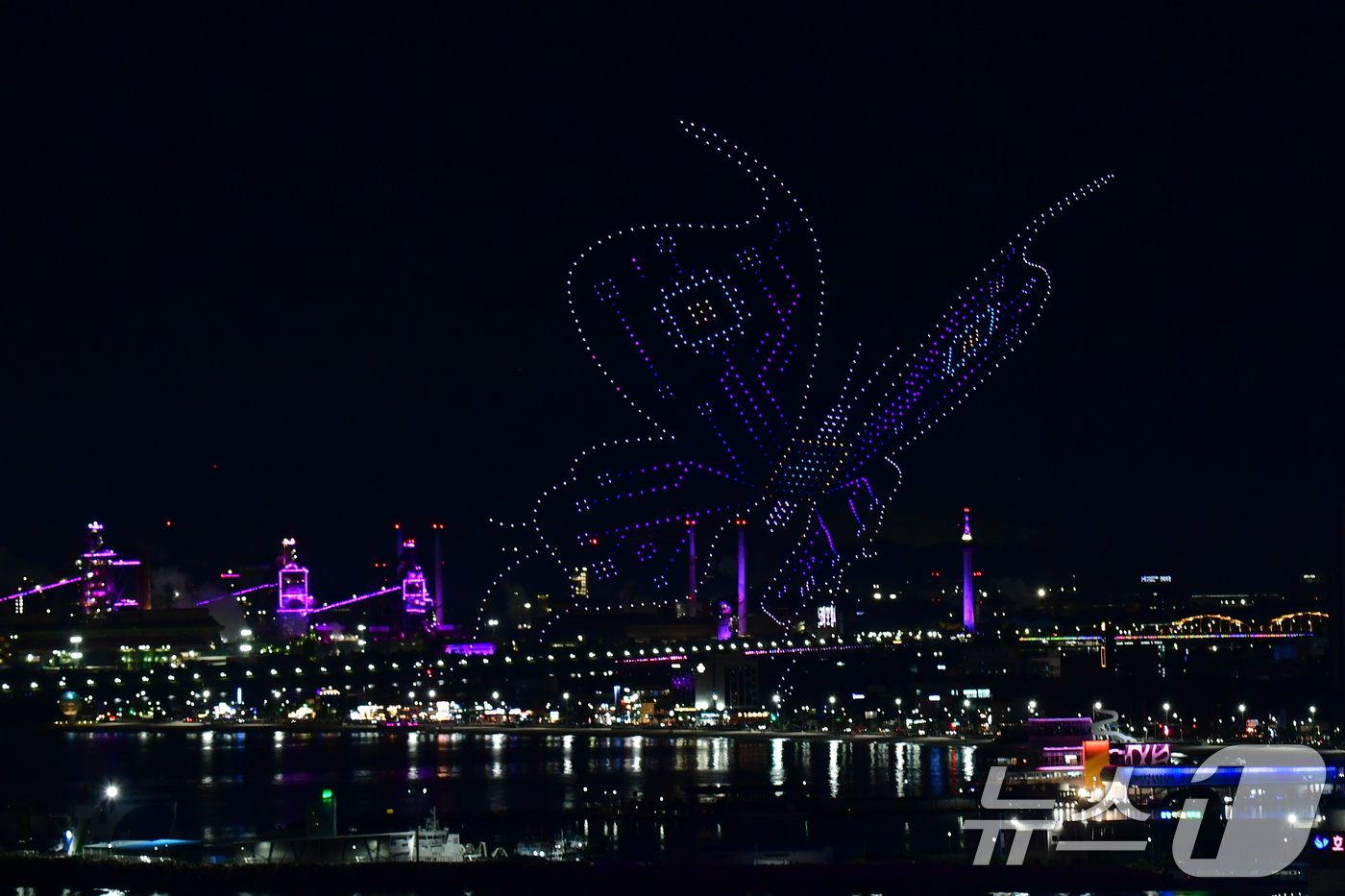 (포항=뉴스1) 최창호 기자 = 29일 경북 포항시 영일대해수욕장에서 APEC 2025 정상회의 성공 개최를 기원하는 드론 아트 쇼와 불꽃쇼가 펼쳐지고 있다.  2025.10.29 …