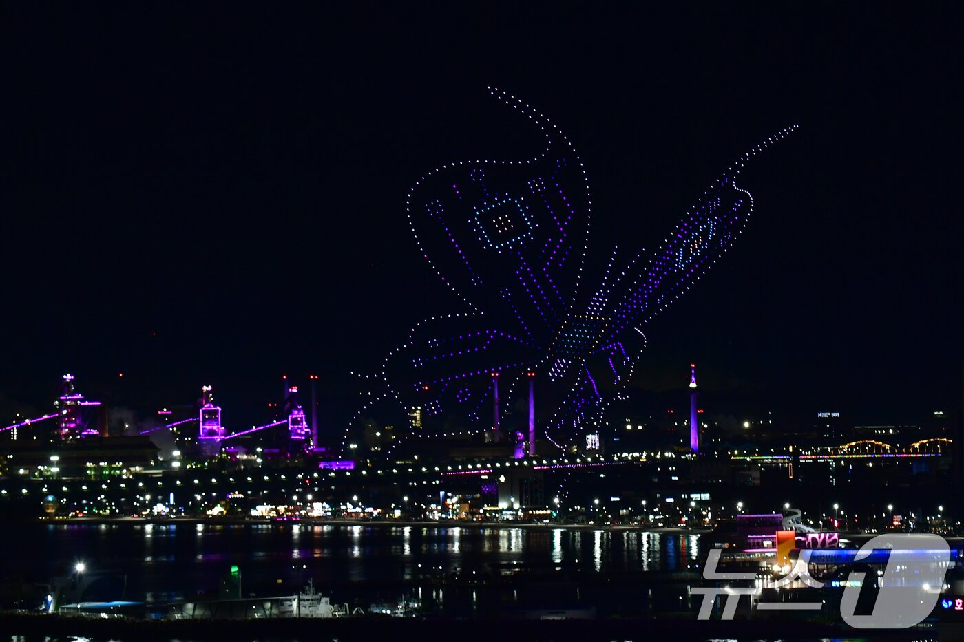 본문 이미지 - 29일 경북 포항시 영일대해수욕장에서 APEC 2025 정상회의 성공 개최를 기원하는 드론 아트 쇼와 불꽃쇼가 펼쳐지고 있다. 2025.10.29/뉴스1 ⓒ News1 최창호 기자