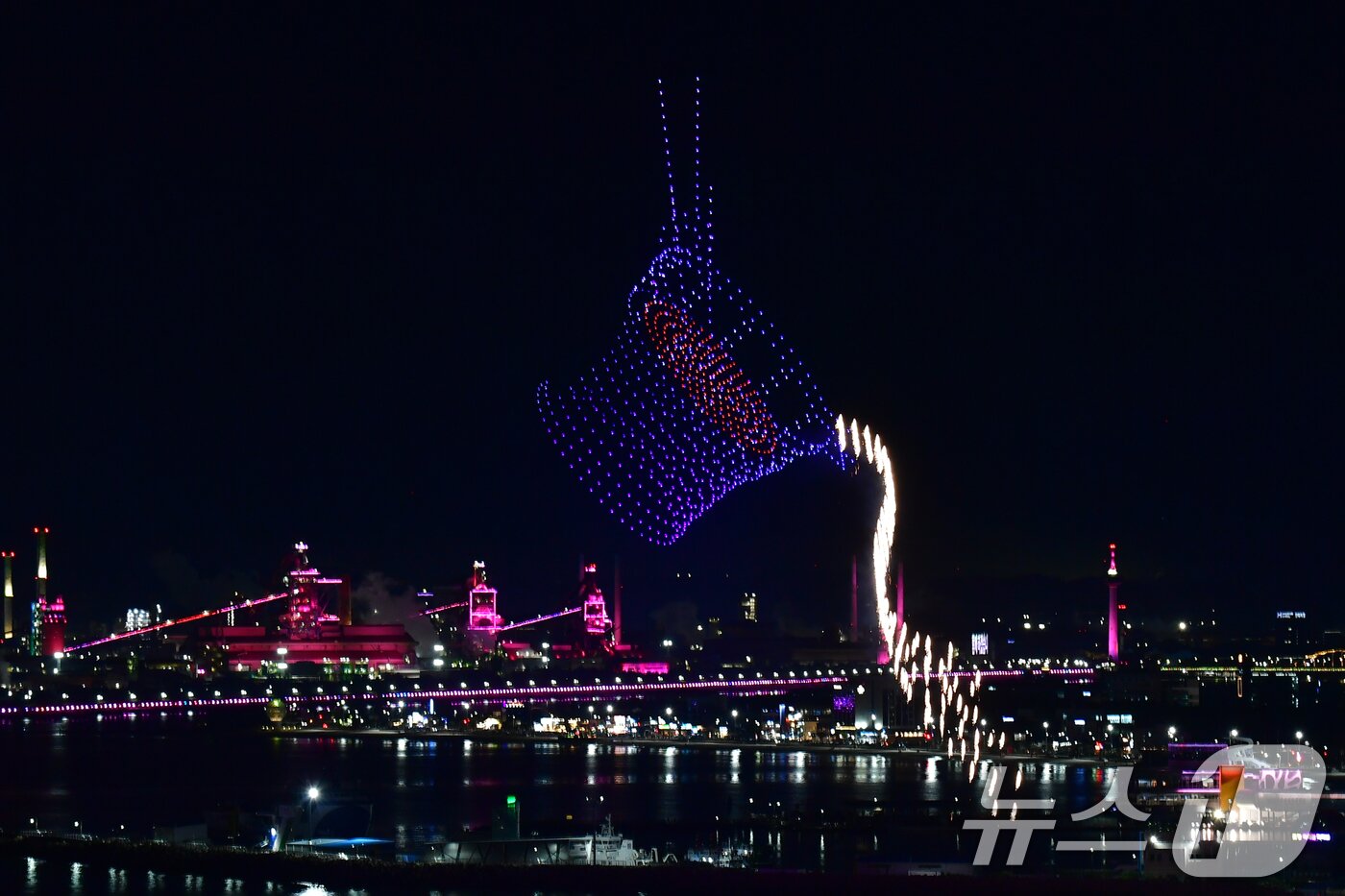 본문 이미지 - 29일 경북 포항시 영일대해수욕장에서 APEC 2025 정상회의 성공 개최를 기원하는 드론 아트 쇼와 불꽃쇼가 펼쳐지고 있다. 2025.10.29/뉴스1 ⓒ News1 최창호 기자