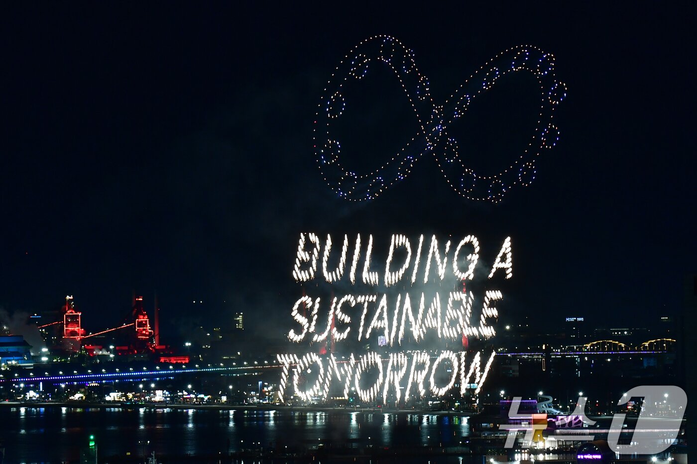 본문 이미지 - 29일 경북 포항시 영일대해수욕장에서 APEC 2025 정상회의 성공 개최를 기원하는 드론 아트 쇼와 불꽃쇼가 펼쳐지고 있다. 2025.10.29/뉴스1 ⓒ News1 최창호 기자