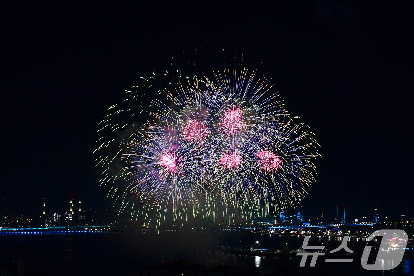본문 이미지 - 29일 경북 포항시 영일대해수욕장에서 APEC 2025 정상회의 성공 개최를 기원하는 드론 아트 쇼와 불꽃쇼가 펼쳐지고 있다. 2025.10.29/뉴스1 ⓒ News1 최창호 기자