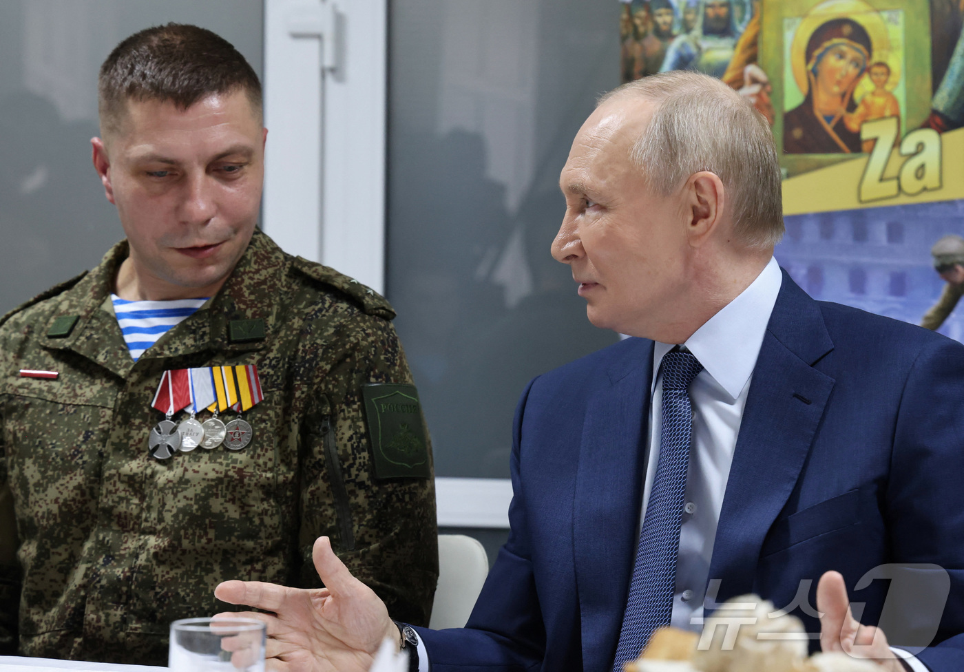 (모스크바 로이터=뉴스1) 김경민 기자 = 블라디미르 푸틴 러시아 대통령이 29일(현지시간) 러시아 모스크바에 있는 병원을 방문해 군인들과 만나고 있다. 2025.10.29ⓒ 로이 …