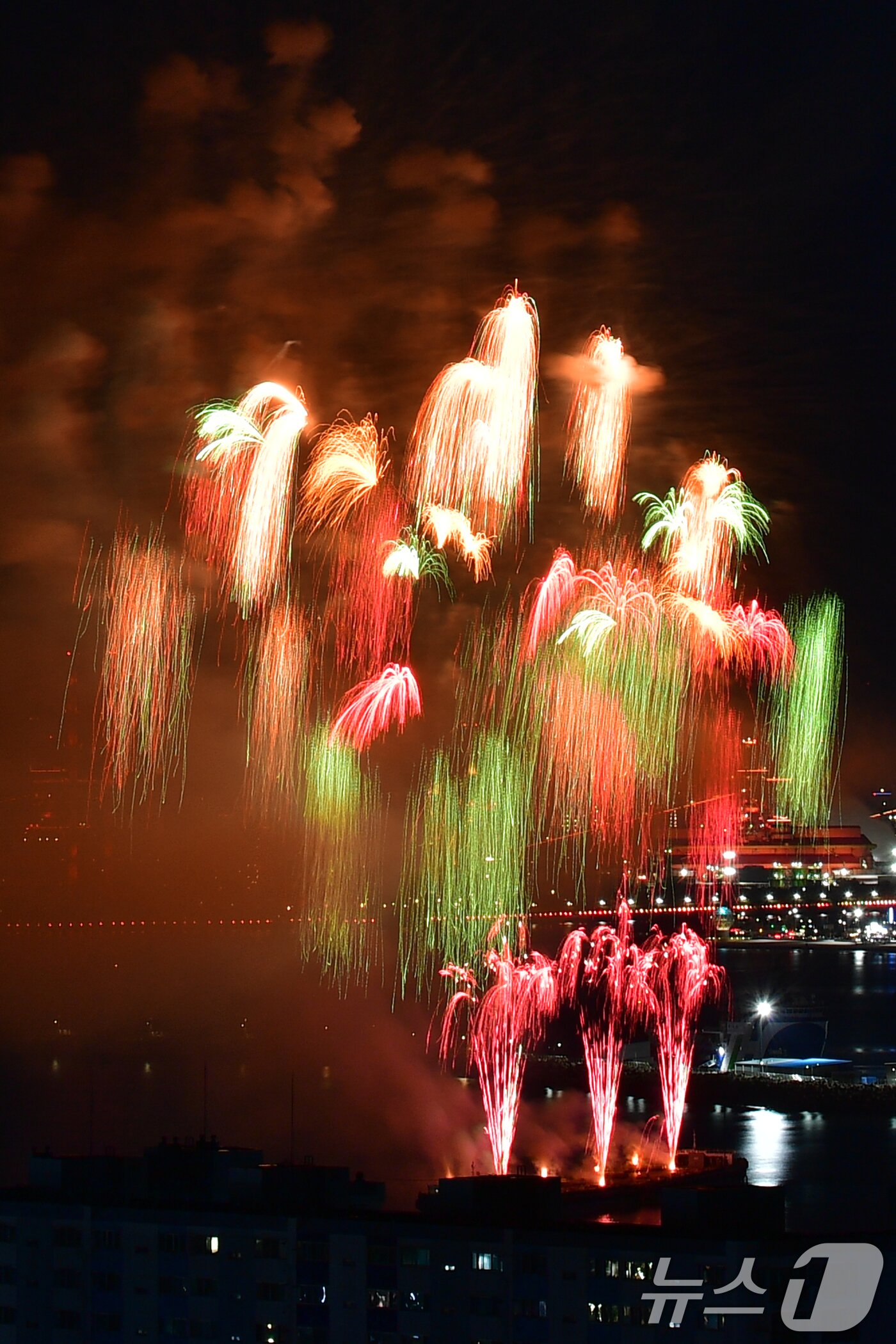 본문 이미지 - 29일 경북 포항시 영일대해수욕장에서 APEC 2025 정상회의 성공 개최를 기원하는 드론 아트 쇼와 불꽃쇼가 펼쳐지고 있다. 2025.10.29/뉴스1 ⓒ News1 최창호 기자