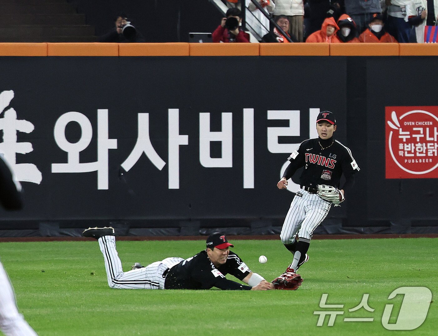 본문 이미지 - 29일 오후 대전 한화생명볼파크에서 열린 프로야구 2025 신한 SOL뱅크 KBO 한국시리즈 3차전 LG트윈스와 한화 이글스의 경기, 한화의 8회말 1사 1,3루 LG 좌익수 김현수가 문현빈의 타구를 놓치고 있다. 2025.10.29/뉴스1 ⓒ News1 구윤성 기자