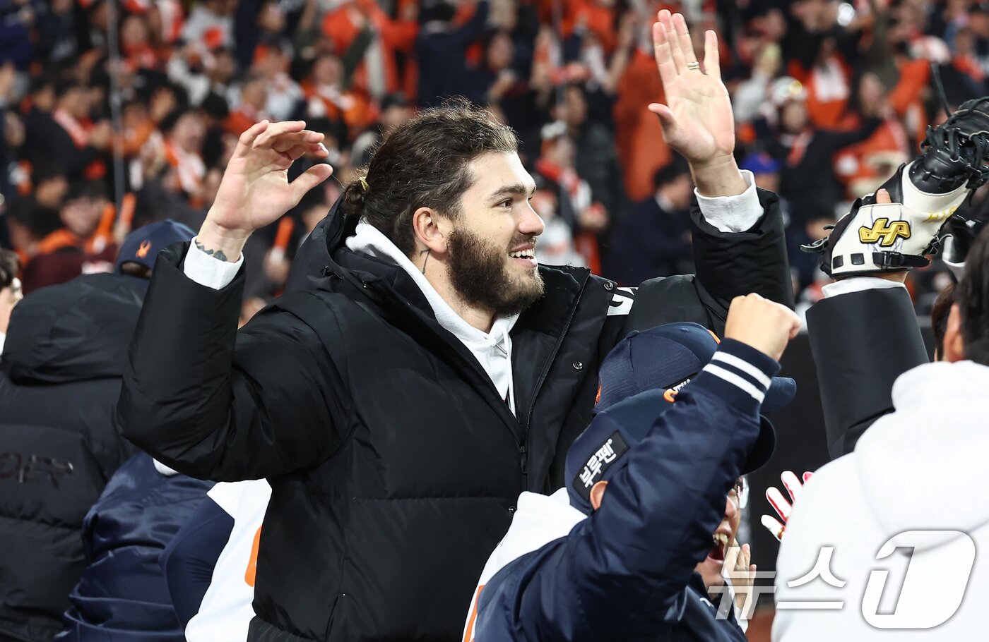 본문 이미지 - 29일 대전 한화생명볼파크에서 열린 프로야구 2025 신한 SOL뱅크 KBO 포스트시즌 한국시리즈 3차전 LG 트윈스와 한화 이글스의 경기, 한화 폰세가 8회말 2사 만루상황에서 한화 심우준이 역전 2타점 2루타를 치자 환호하고 있다. 2025.10.29/뉴스1 ⓒ News1 김도우 기자