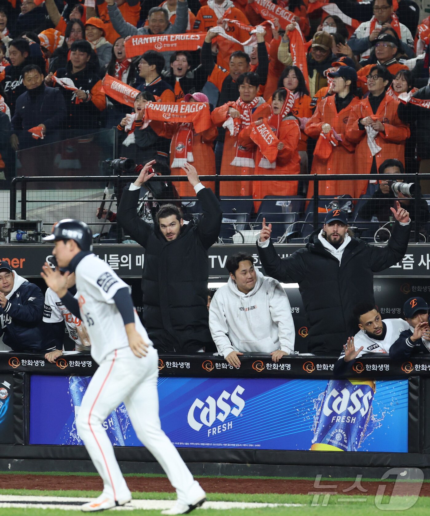 본문 이미지 - 29일 대전 한화생명볼파크 열린 프로야구 2025 신한 SOL뱅크 KBO 한국시리즈 3차전 LG 트윈스와 한화 이글스의 경기에서 8회말 한화 2사 만루에서 대타 황영묵이 볼넷으로 진루, 동점이 되며 폰세와 팬들이 환호하고 있다. 2025.10.29/뉴스1 ⓒ News1 김기남 기자