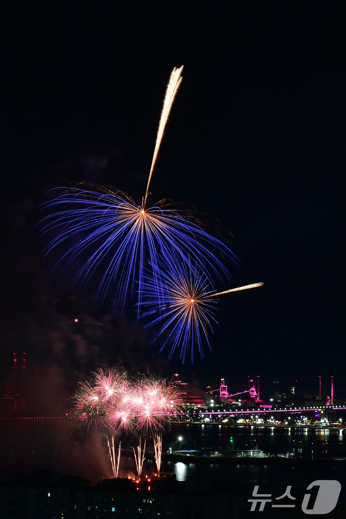 본문 이미지 - 29일 경북 포항시 영일대해수욕장에서 APEC 2025 정상회의 성공 개최를 기원하는 드론 아트 쇼와 불꽃쇼가 펼쳐지고 있다. 2025.10.29/뉴스1 ⓒ News1 최창호 기자