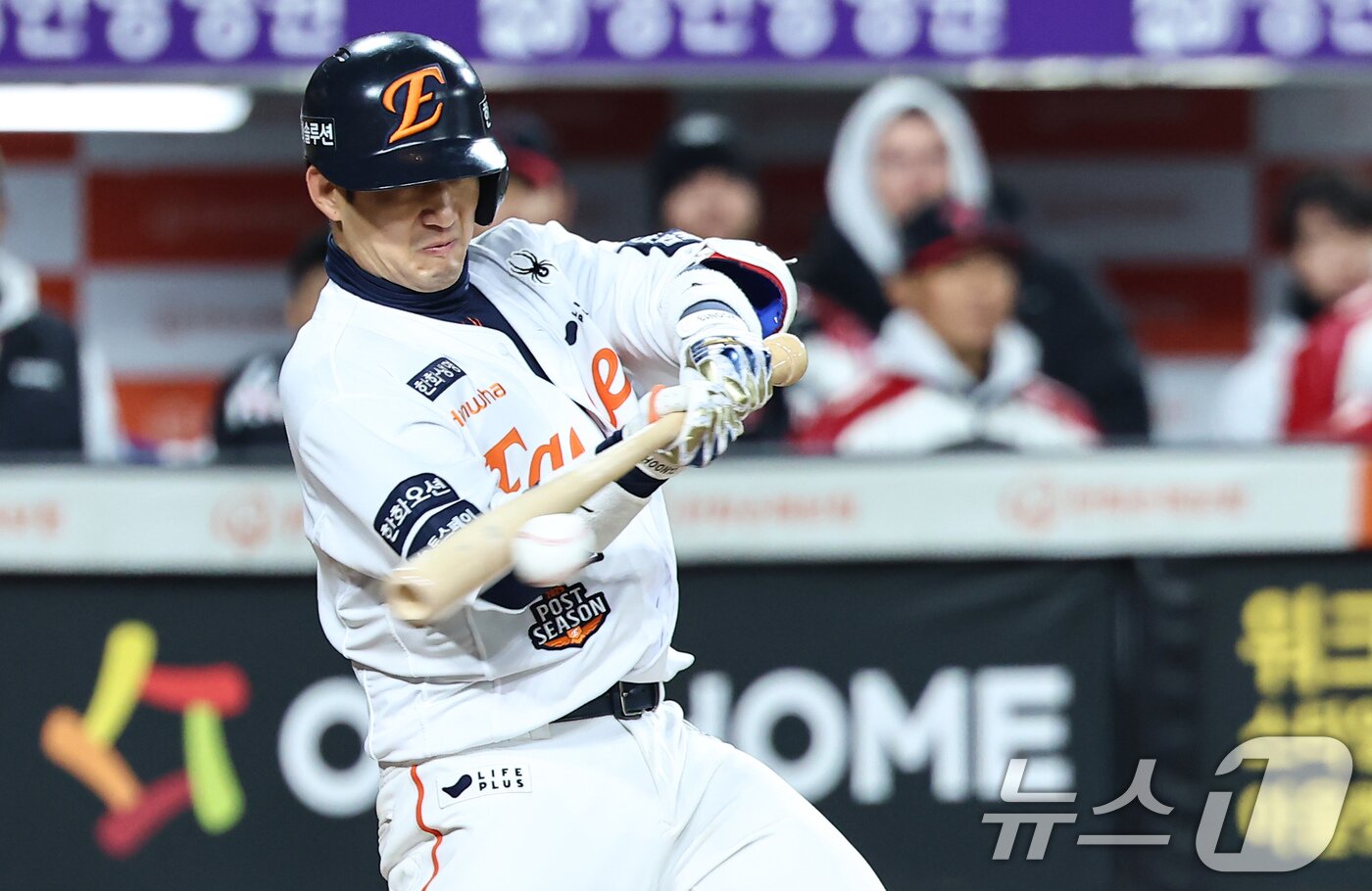 본문 이미지 - 29일 대전 한화생명볼파크에서 열린 프로야구 2025 신한 SOL뱅크 KBO 포스트시즌 한국시리즈 3차전 LG 트윈스와 한화 이글스의 경기, 8회말 2사 2,3루 상황에서 한화 최재훈이 2타점 적시타를 치고 있다. 2025.10.29/뉴스1 ⓒ News1 김도우 기자